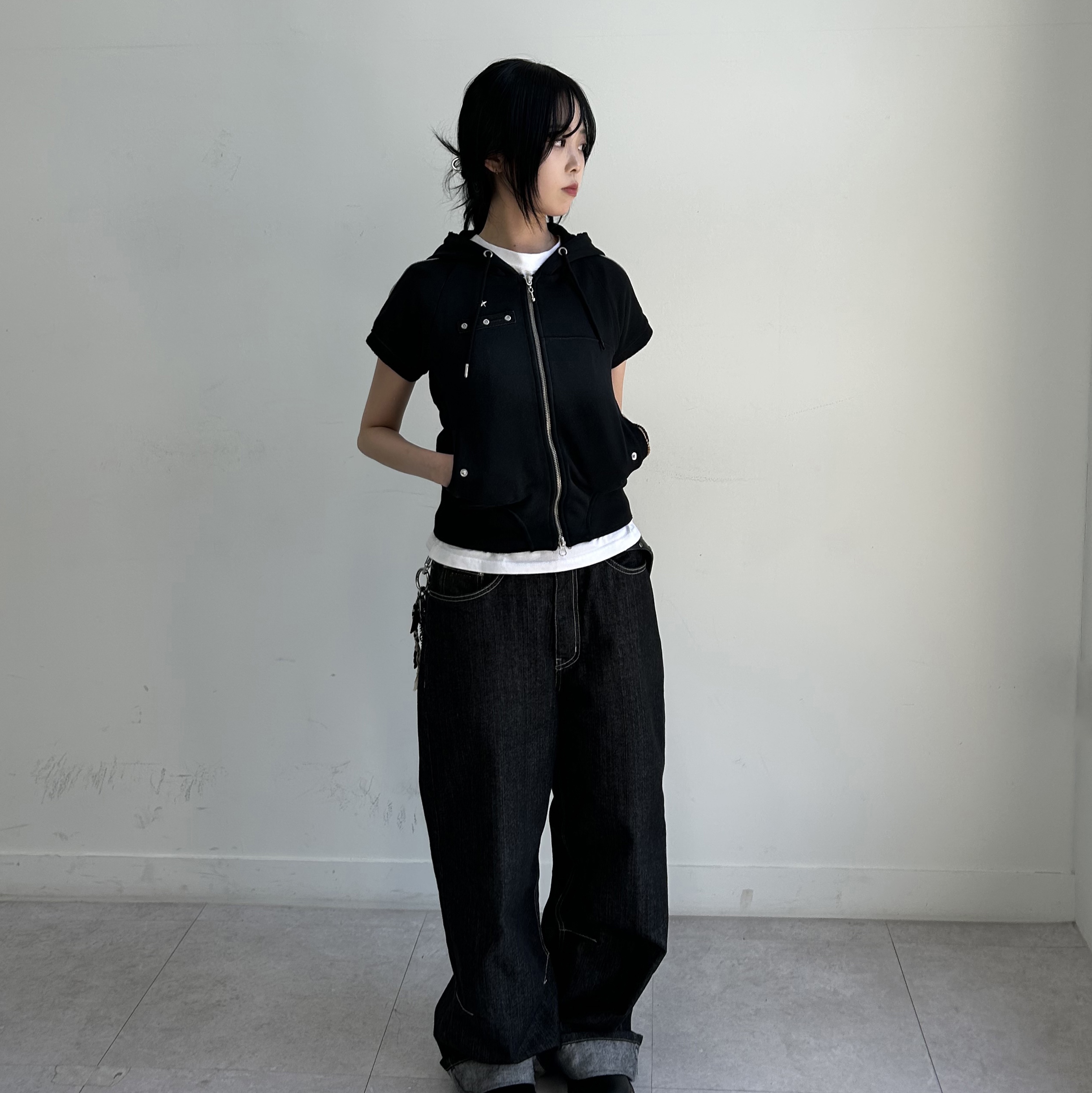 MAINBOOTH Chocolate Hood Zip-up Black 착용 스타일 - 3