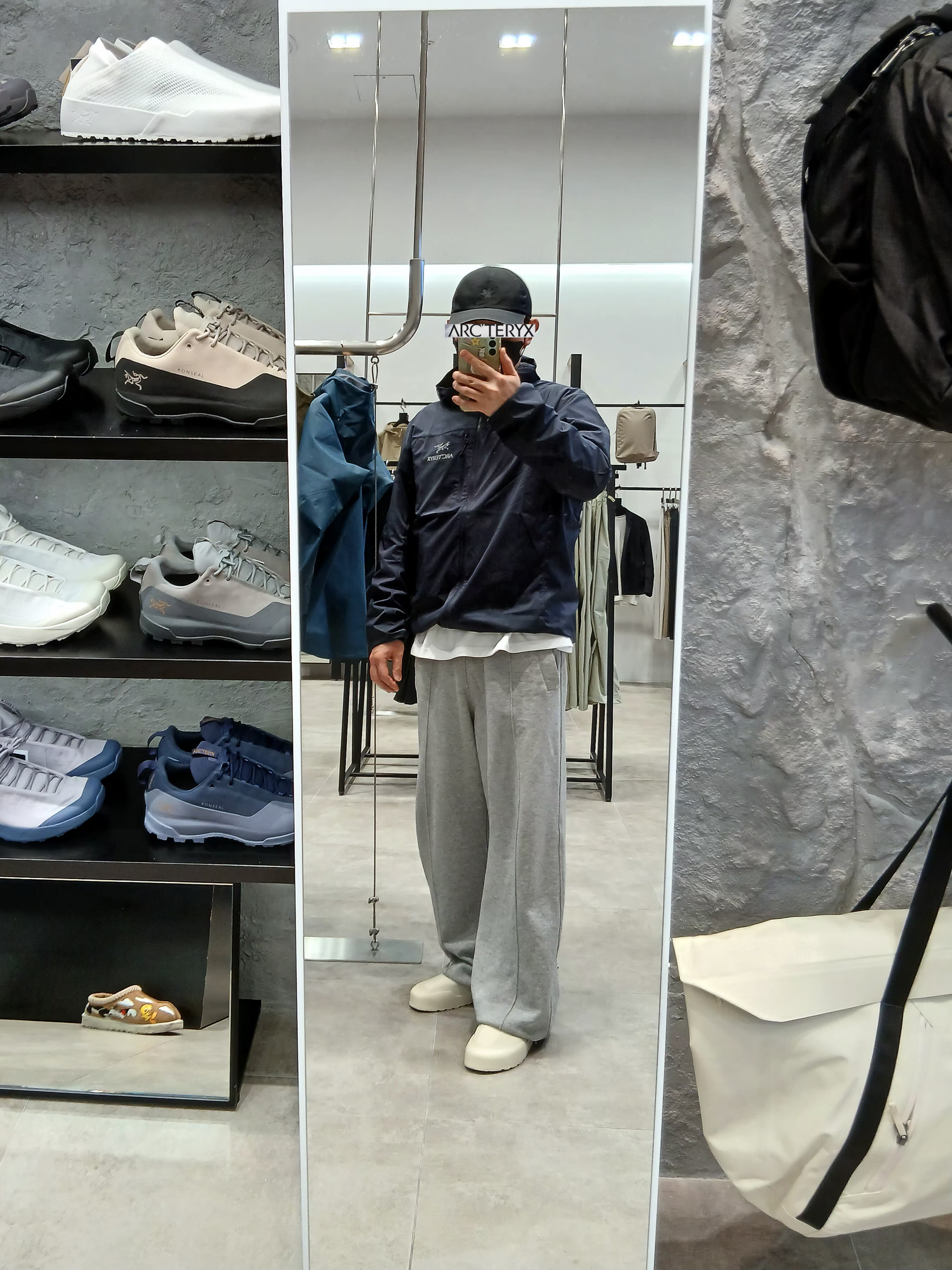 Goldwin Gore-Tex 3L Cap Black, Arc'teryx Kragg SL Cotton LS Shirt White Light 착용 스타일 - 2
