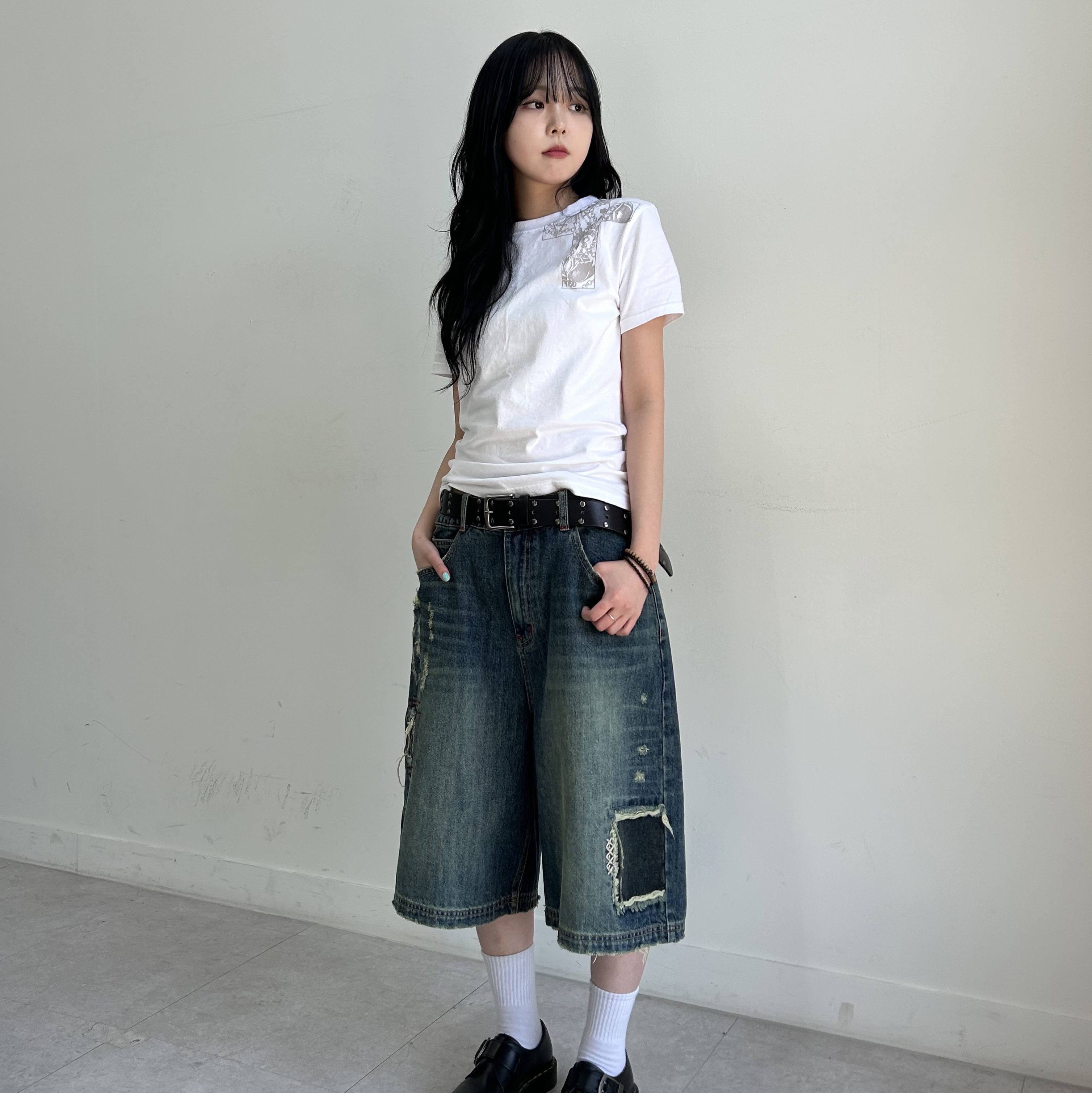 MAINBOOTH Repaired Denim Shorts BLUE 착용 스타일 - 1