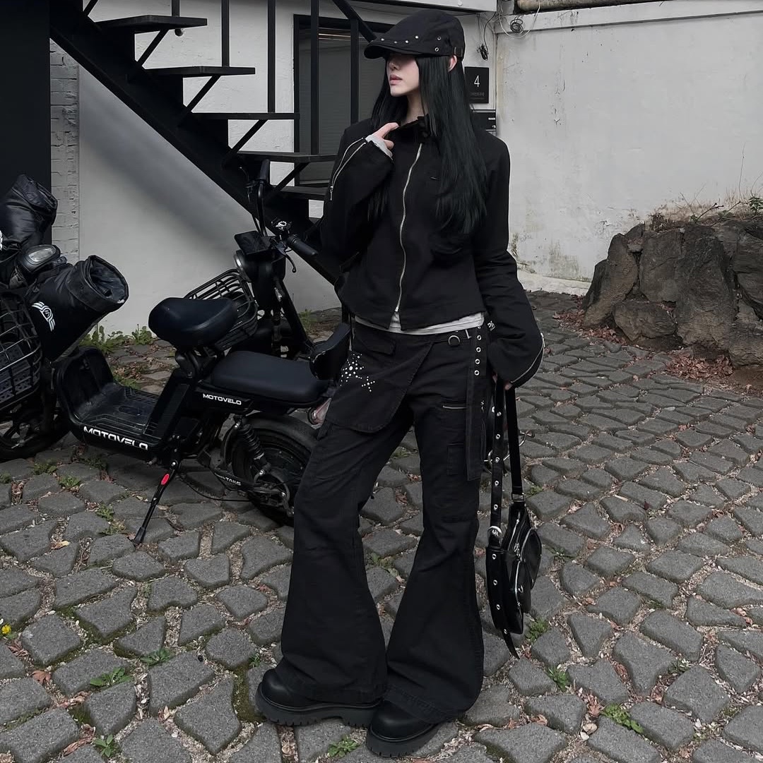 MAINBOOTH Cargo Bootcut Pants BLACK, MAINBOOTH Cargo Layered Belt BLACK 착용 스타일 - 1