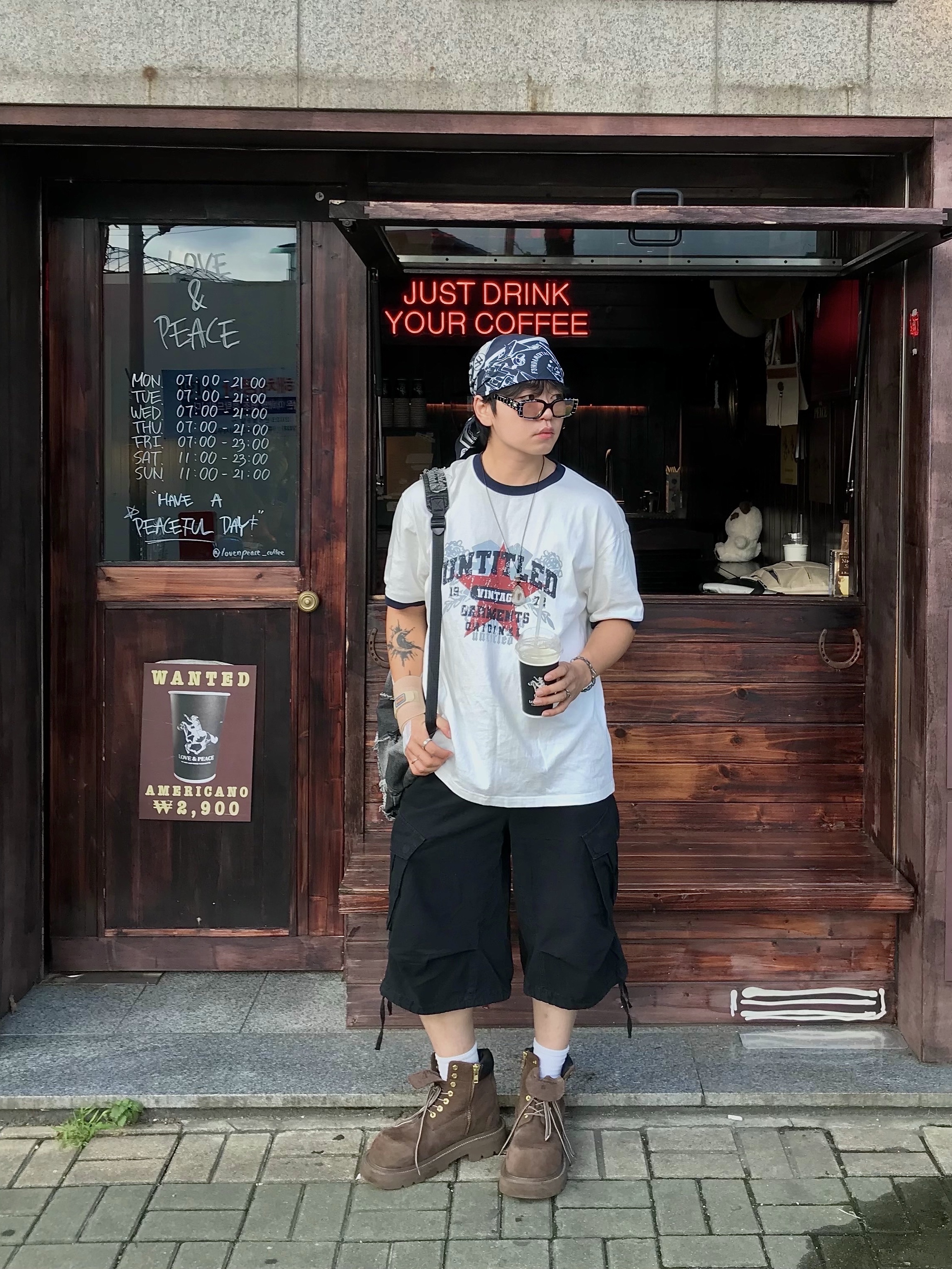 Flavorism VTG Graphic Linger T-shirt White Navy, SOULESURES BOLD BELUGA Espresso Brown 착용 스타일 - 1