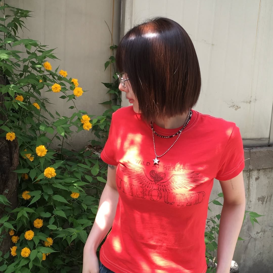 MAINBOOTH Heartwing T-shirt Red 착용 스타일 - 4