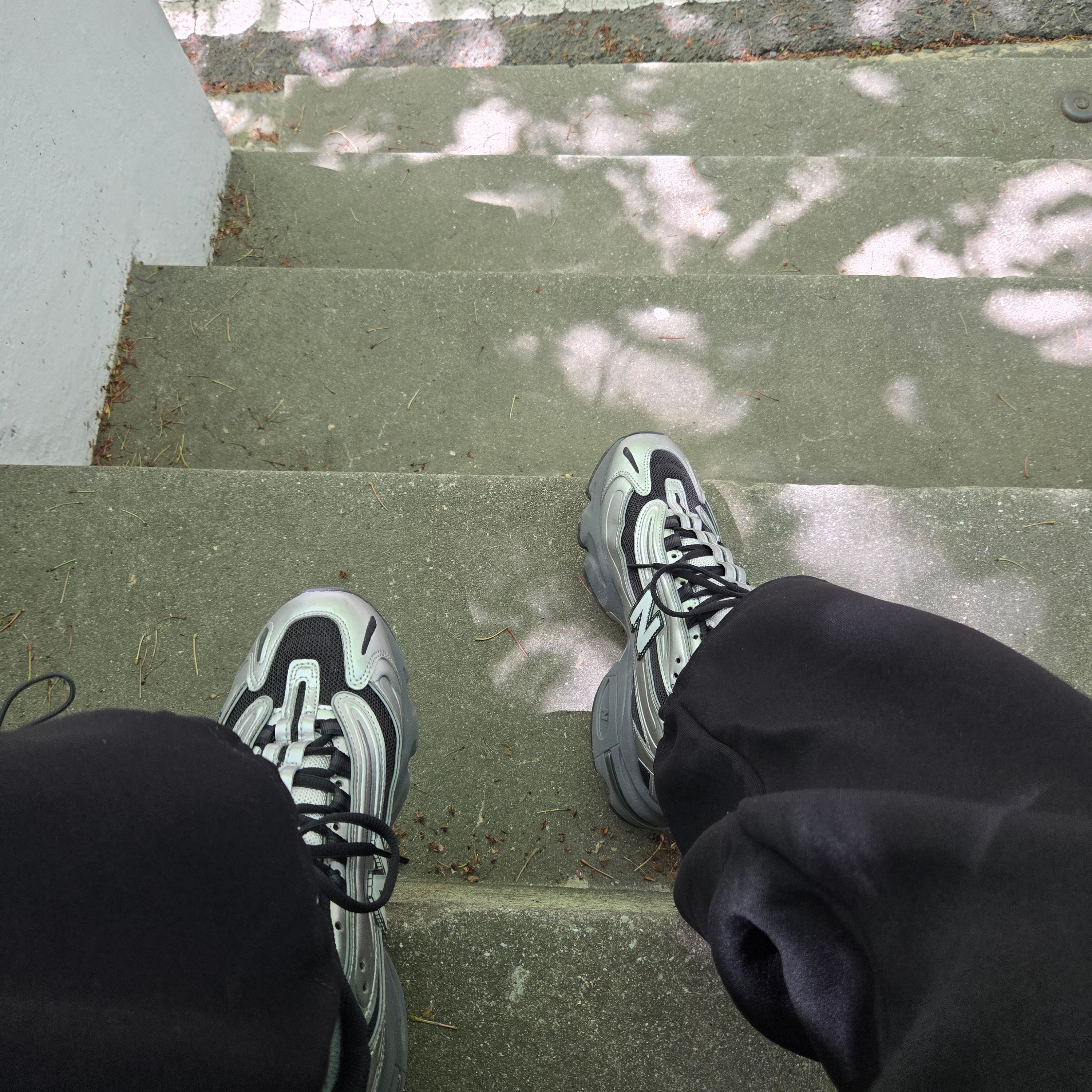 New Balance 1000 Black Silver Metallic 착용 스타일 - 1