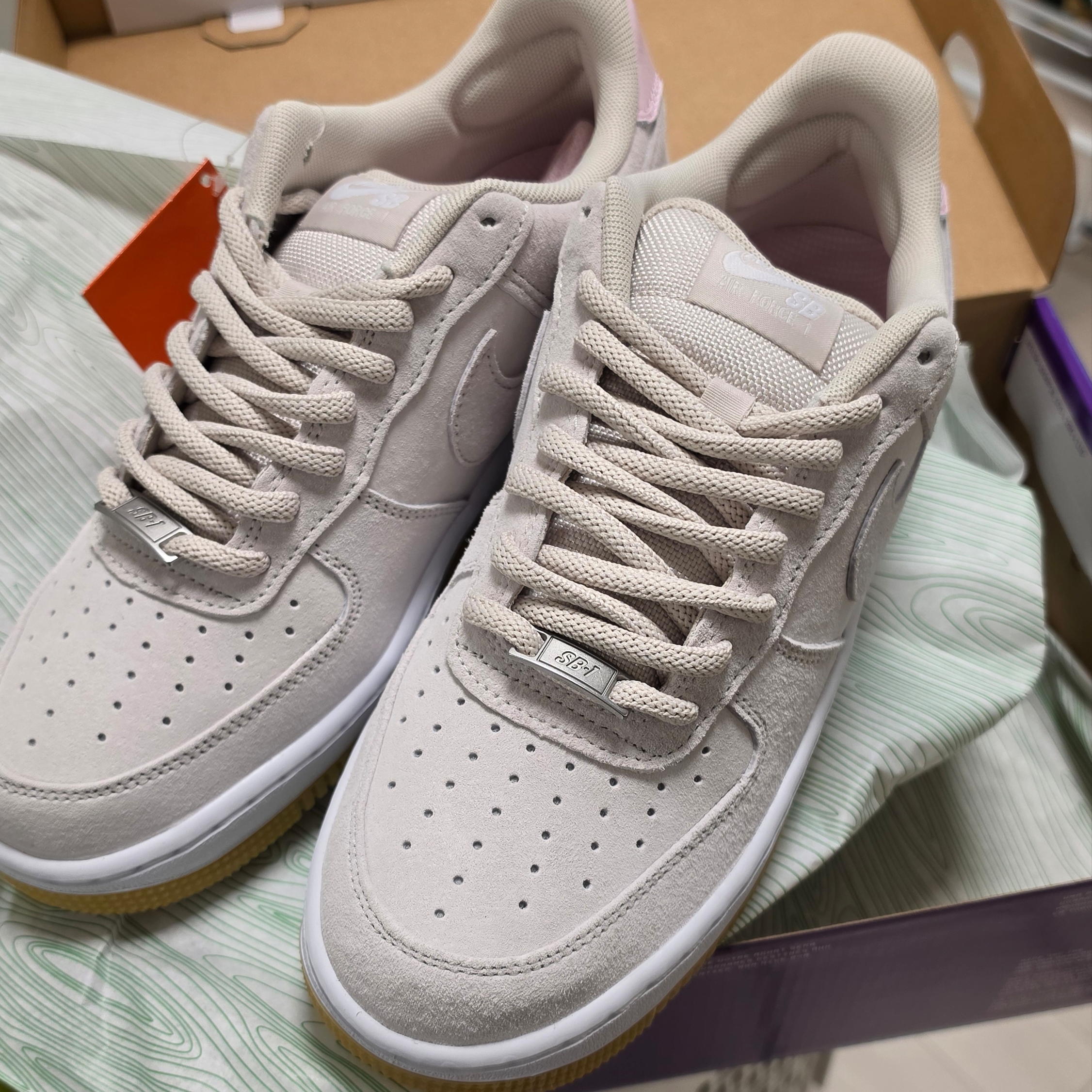 Nike SB Air Force 1 Low Light Orewood Brown and Pink Foam 착용 스타일 - 2
