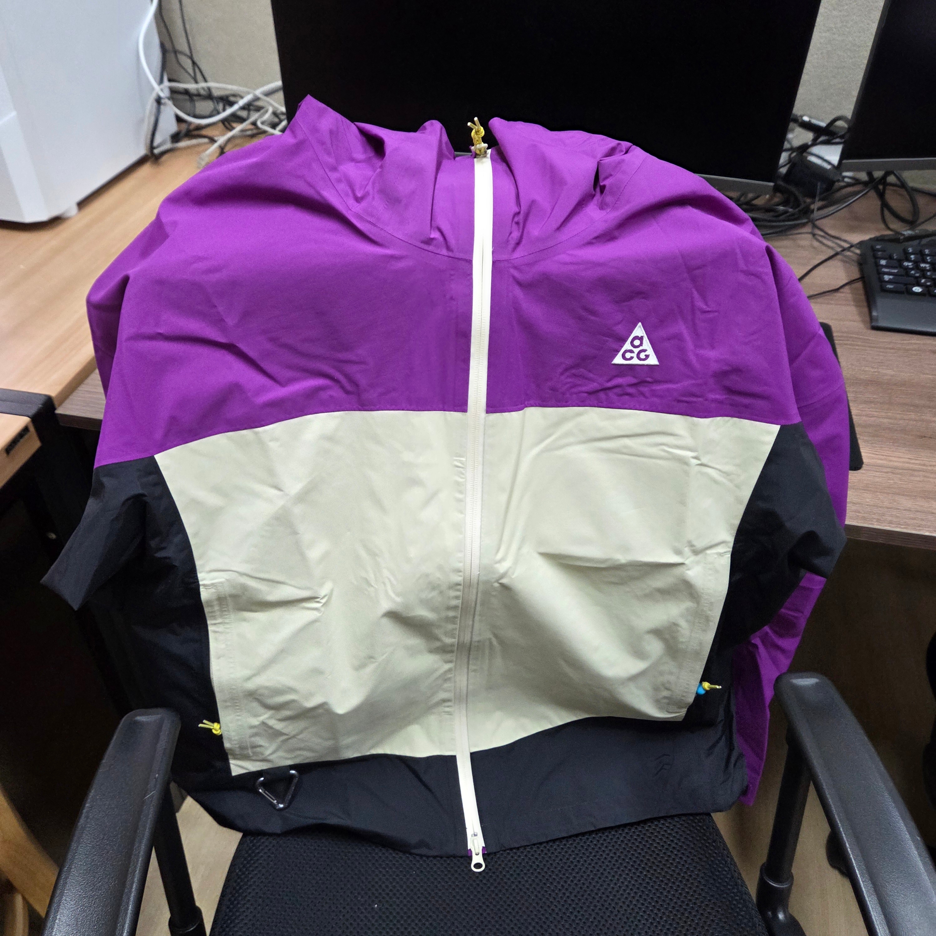 Nike ACG Morpho Storm-Fit ADV Rain Jacket Bold Berry Black - Asia 착용 스타일