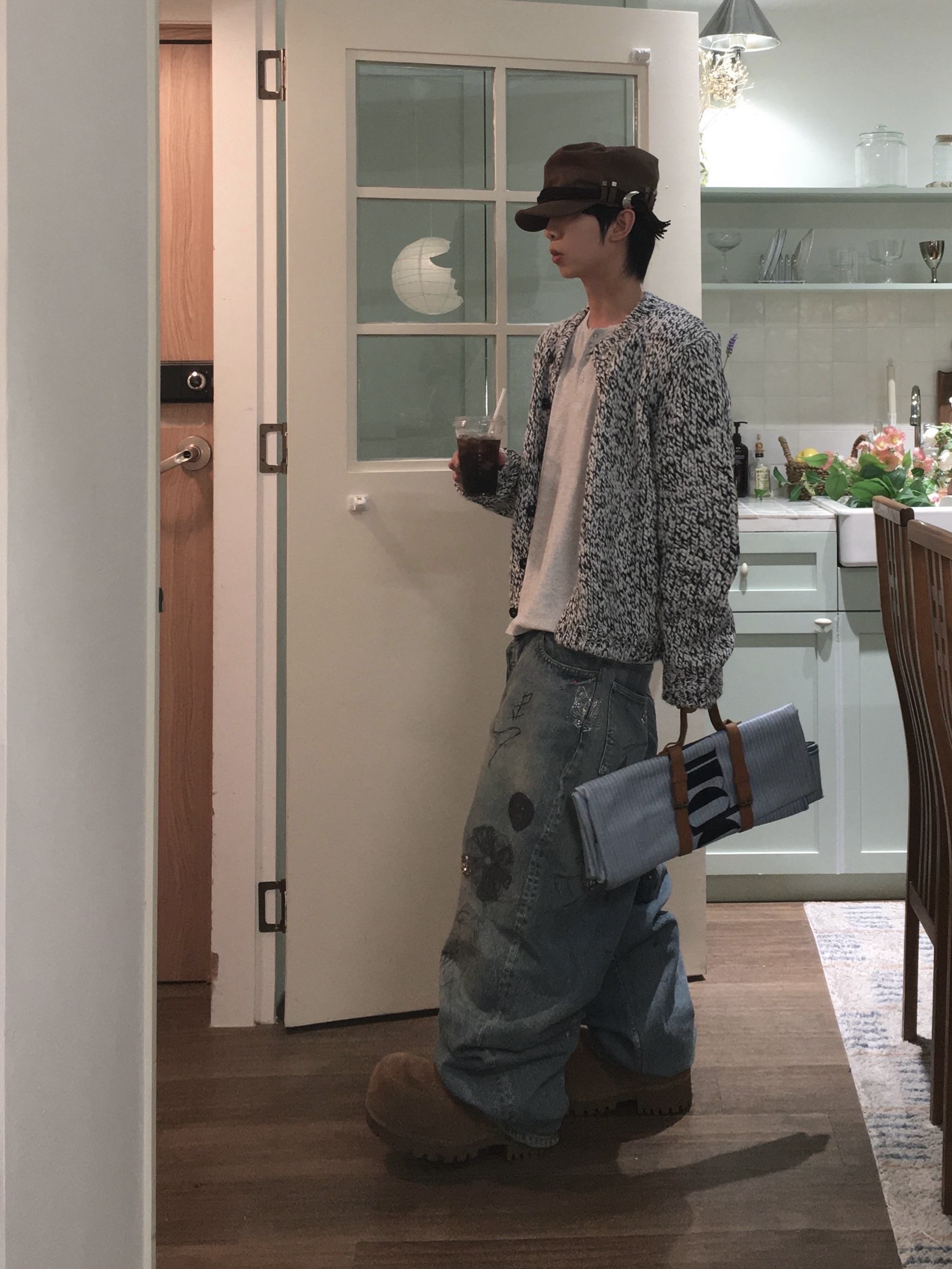 STU Heather Round Neck Cardigan, Balenciaga Alaska Fur Boot Brown 착용 스타일 - 2