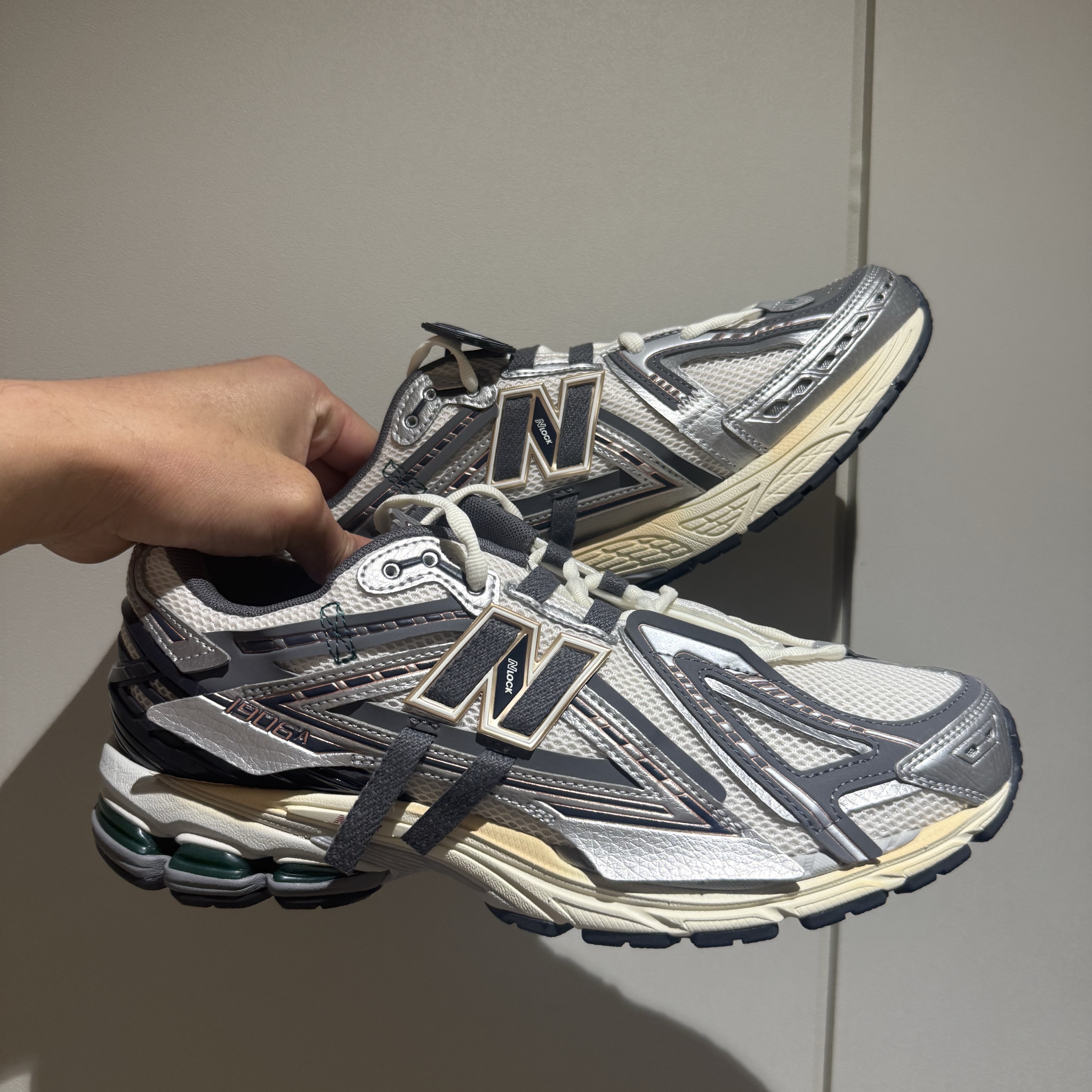 New Balance 1906A Silver Metallic Castlerock 착용 스타일
