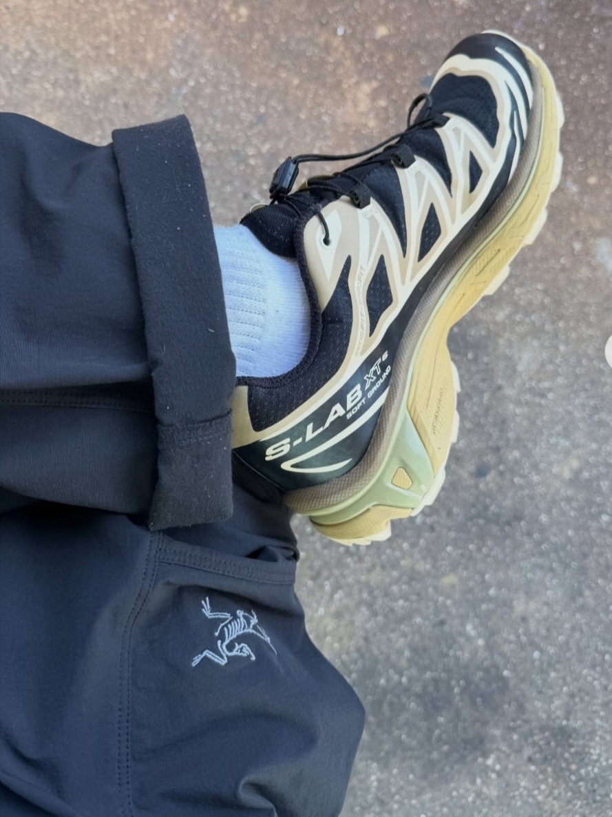 Arc'teryx Cronin Cotton Pants Void, Arc'teryx Merino Wool Grotto Mid Sock Tatsu White 착용 스타일 - 2