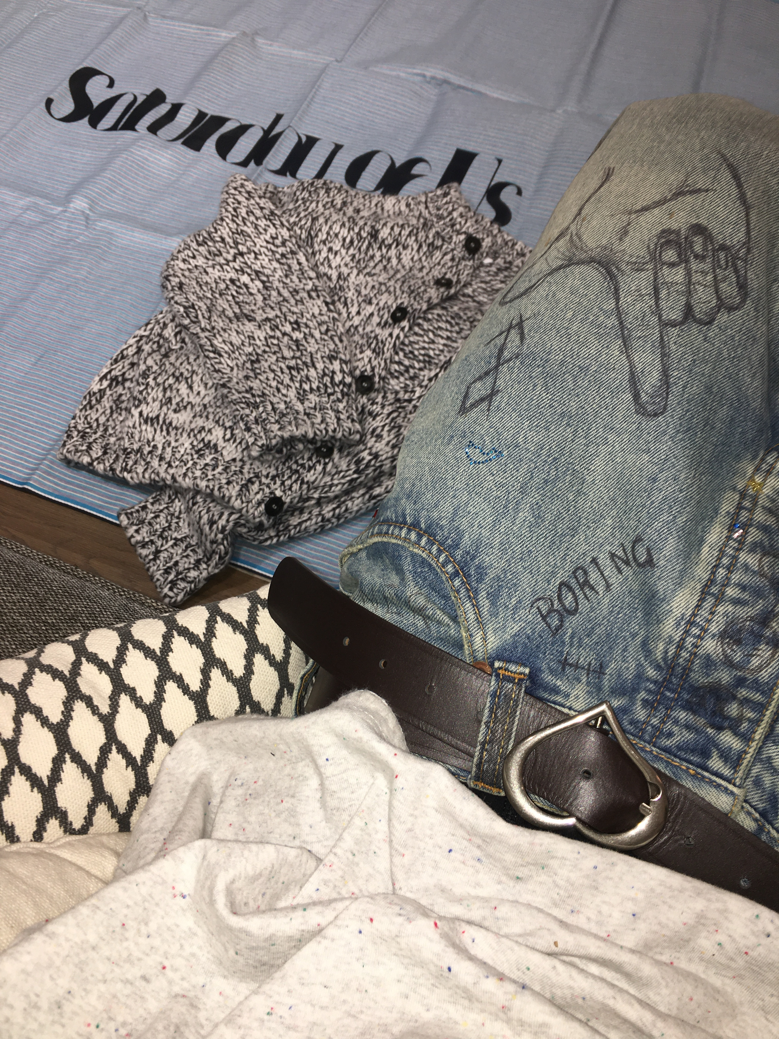 STU Heather Round Neck Cardigan, Balenciaga Alaska Fur Boot Brown 착용 스타일 - 4