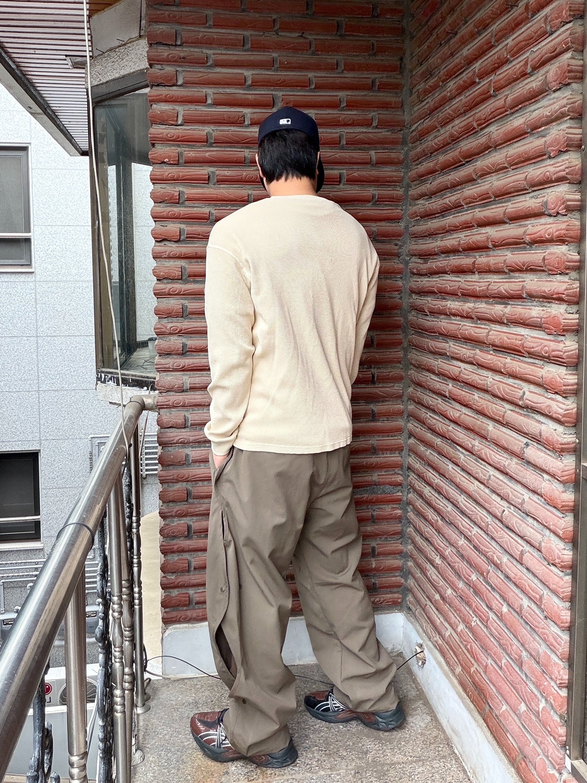 Asics HN2-S Protoblast Chocolate Brown, New Era 59Fifty MLB Authentic New York Yankees Game Navy 착용 스타일 - 2