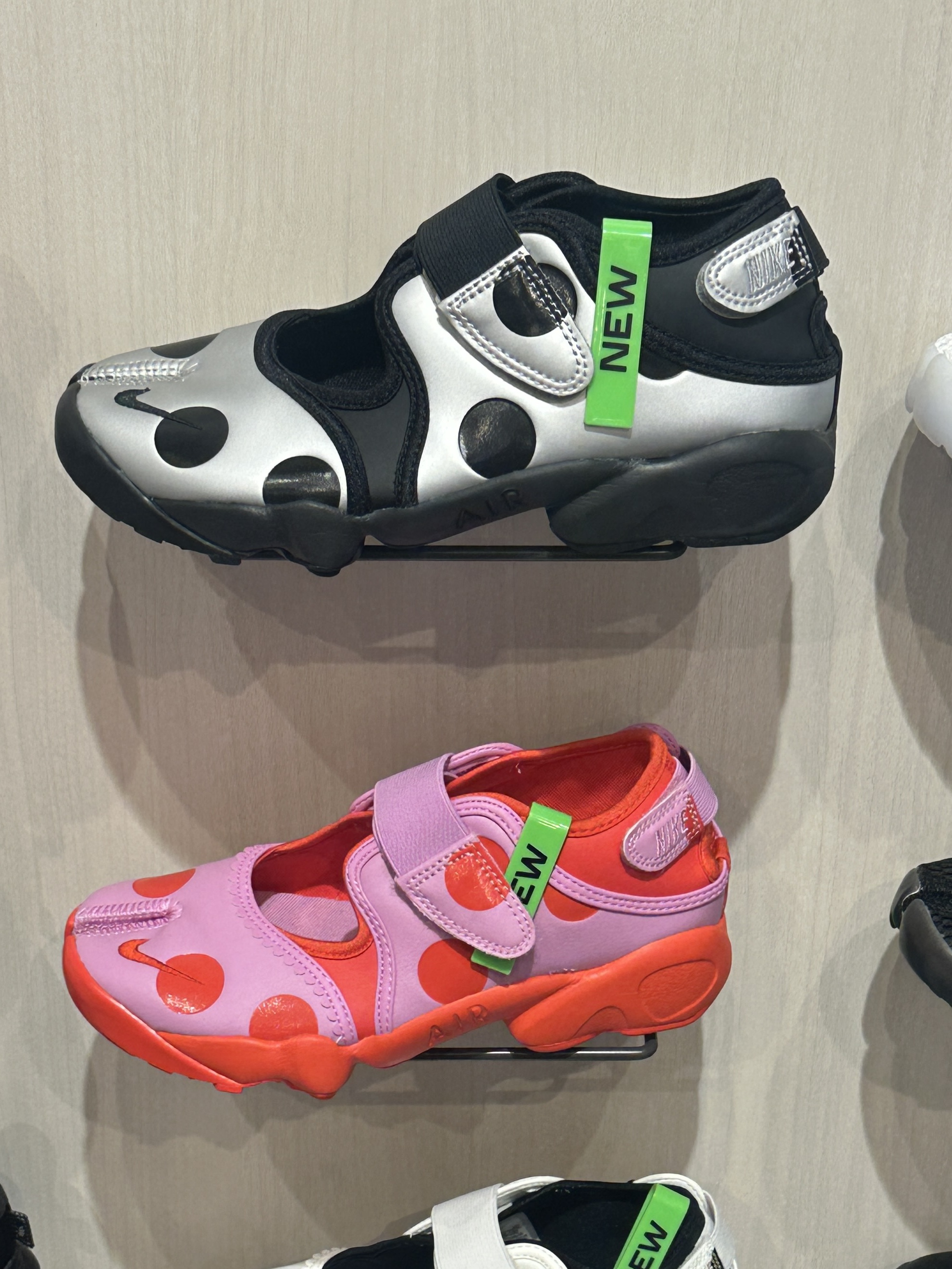 (W) Nike Air Rift Black Metallic Silver 착용 스타일