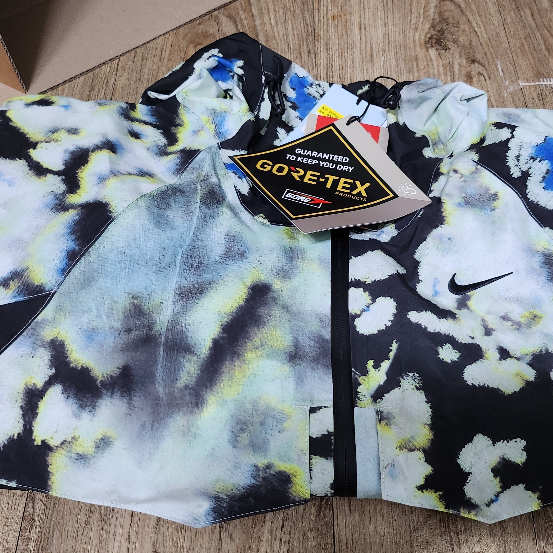 Nike x Drake Nocta Opal Deep Cover Gore-Tex Jacket Off White (FV1931-107) 착용 스타일 - 3