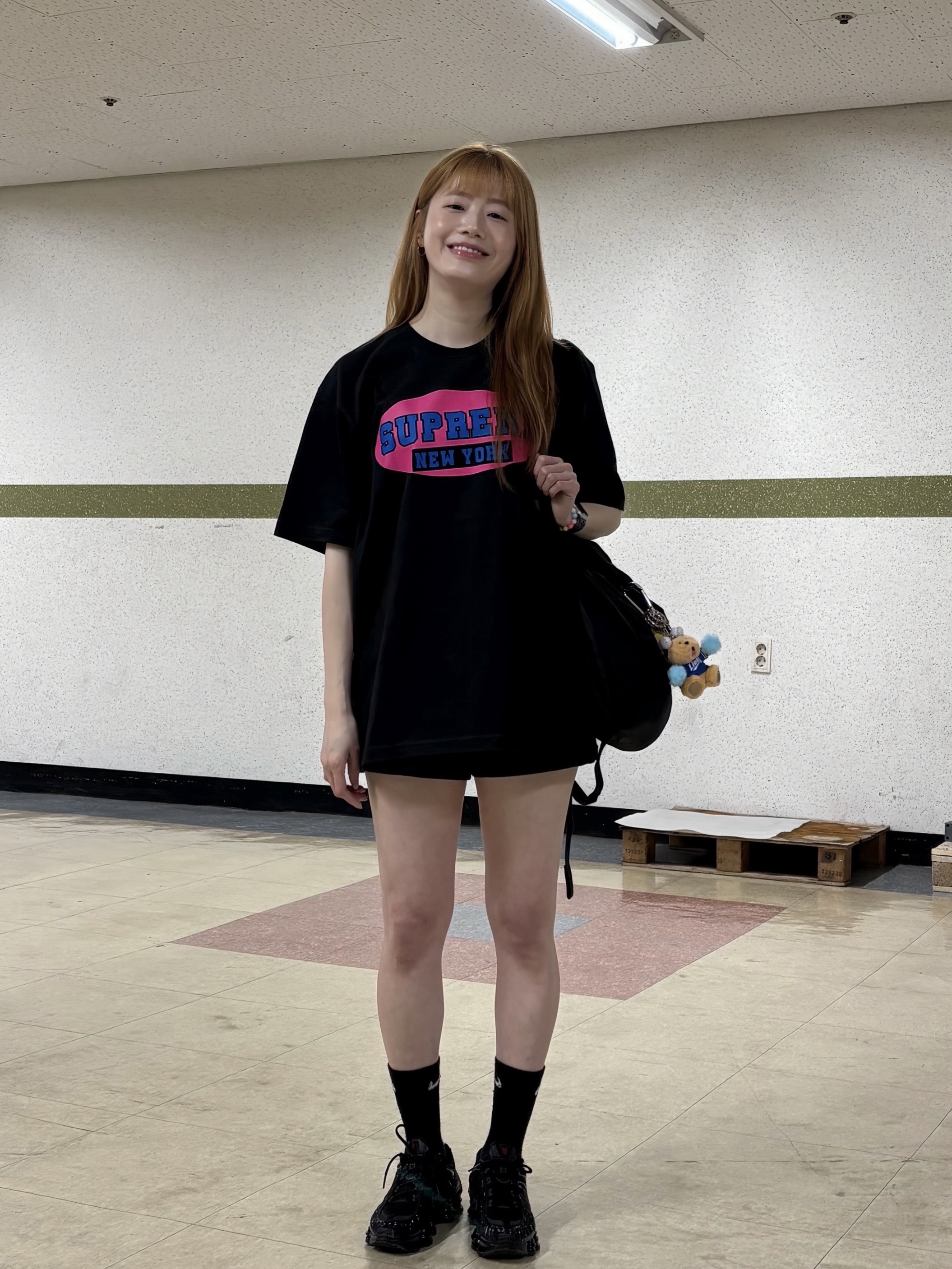 Supreme New York T-Shirt Black - 23SS, (W) Nike Shox TL Black and Max Orange 착용 스타일 - 6