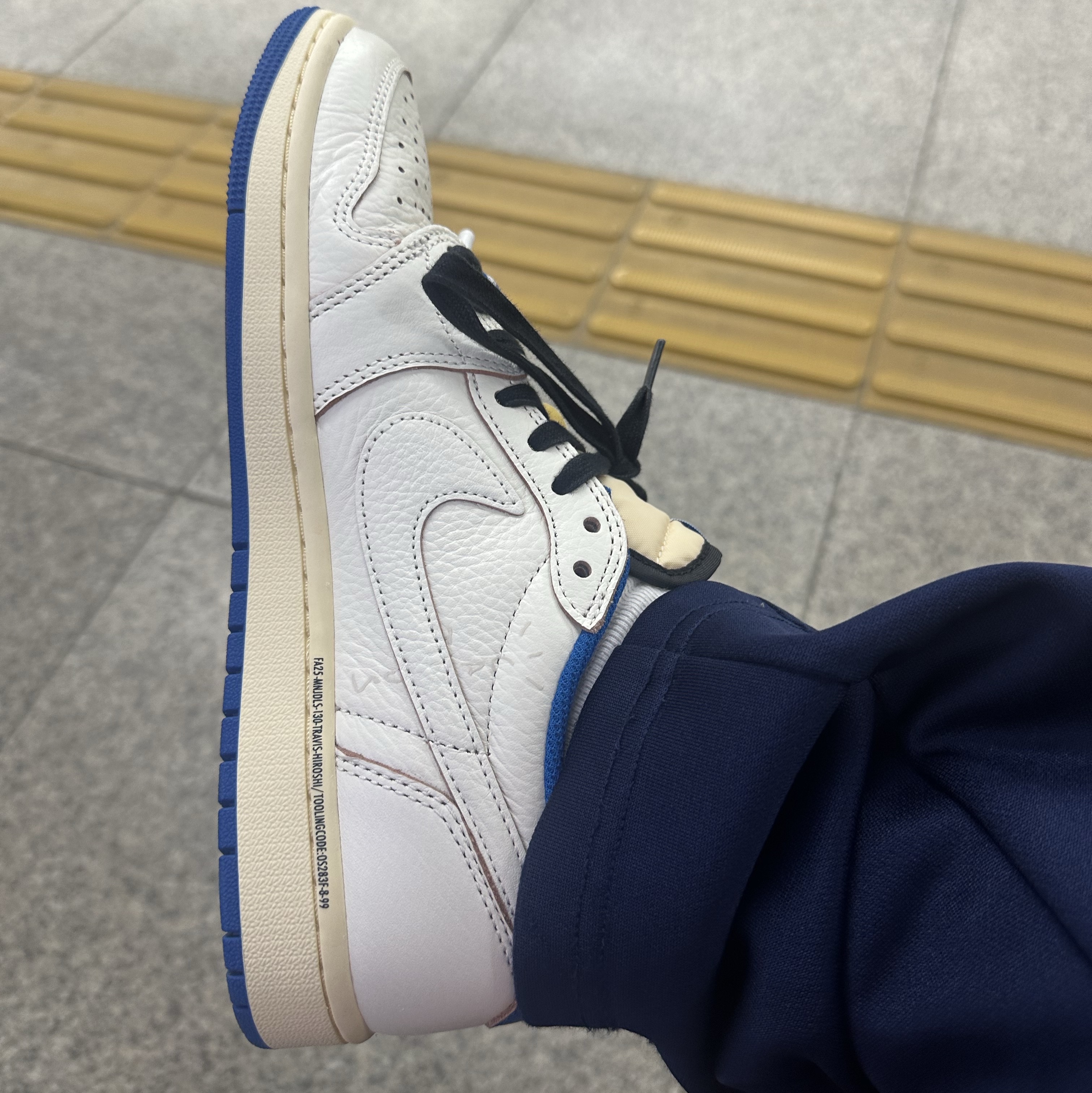 Jordan 1 x Travis Scott x Fragment Retro Low OG SP Sail Military Blue 착용 스타일 - 1