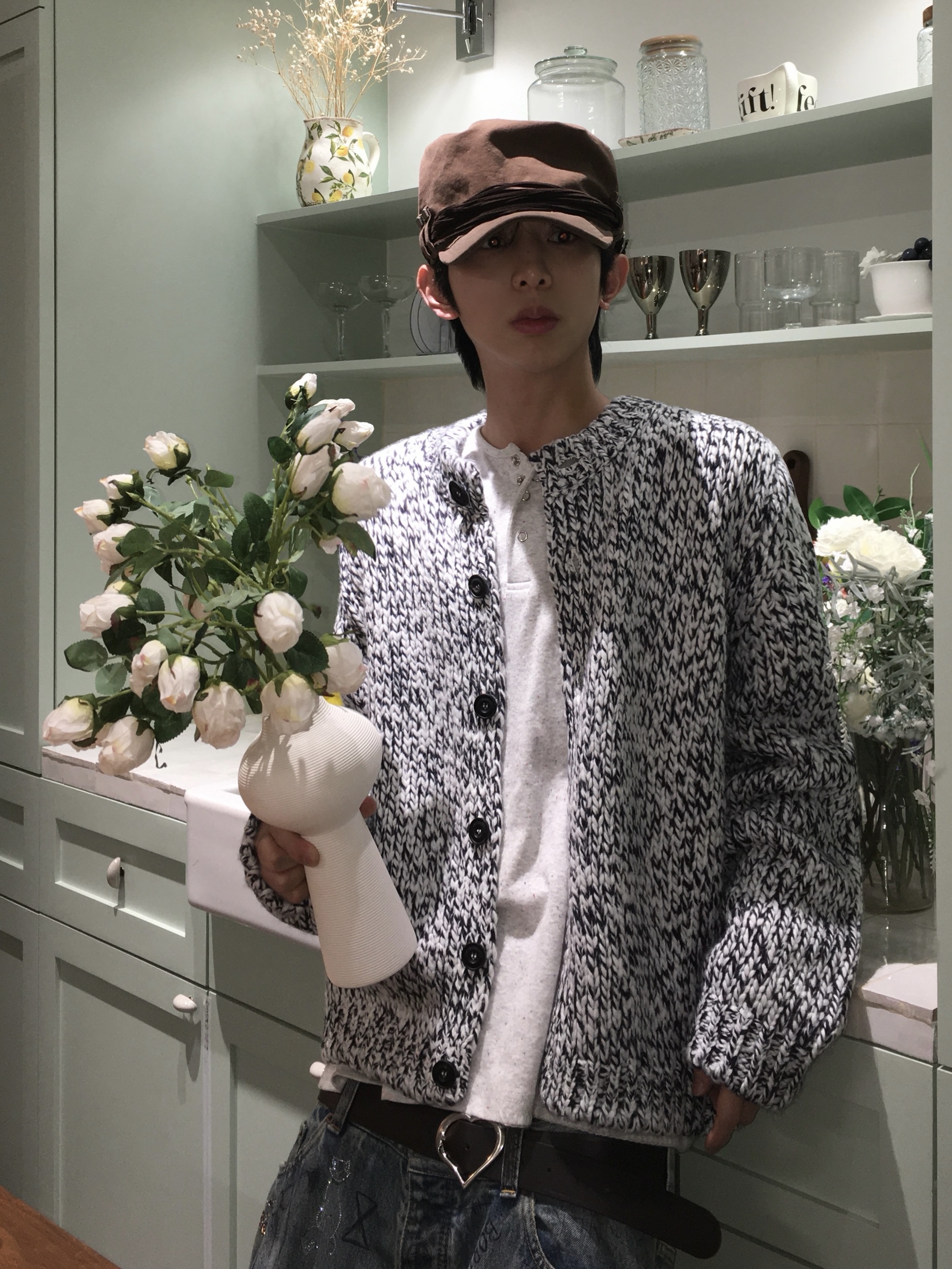 STU Heather Round Neck Cardigan, Balenciaga Alaska Fur Boot Brown 착용 스타일 - 3