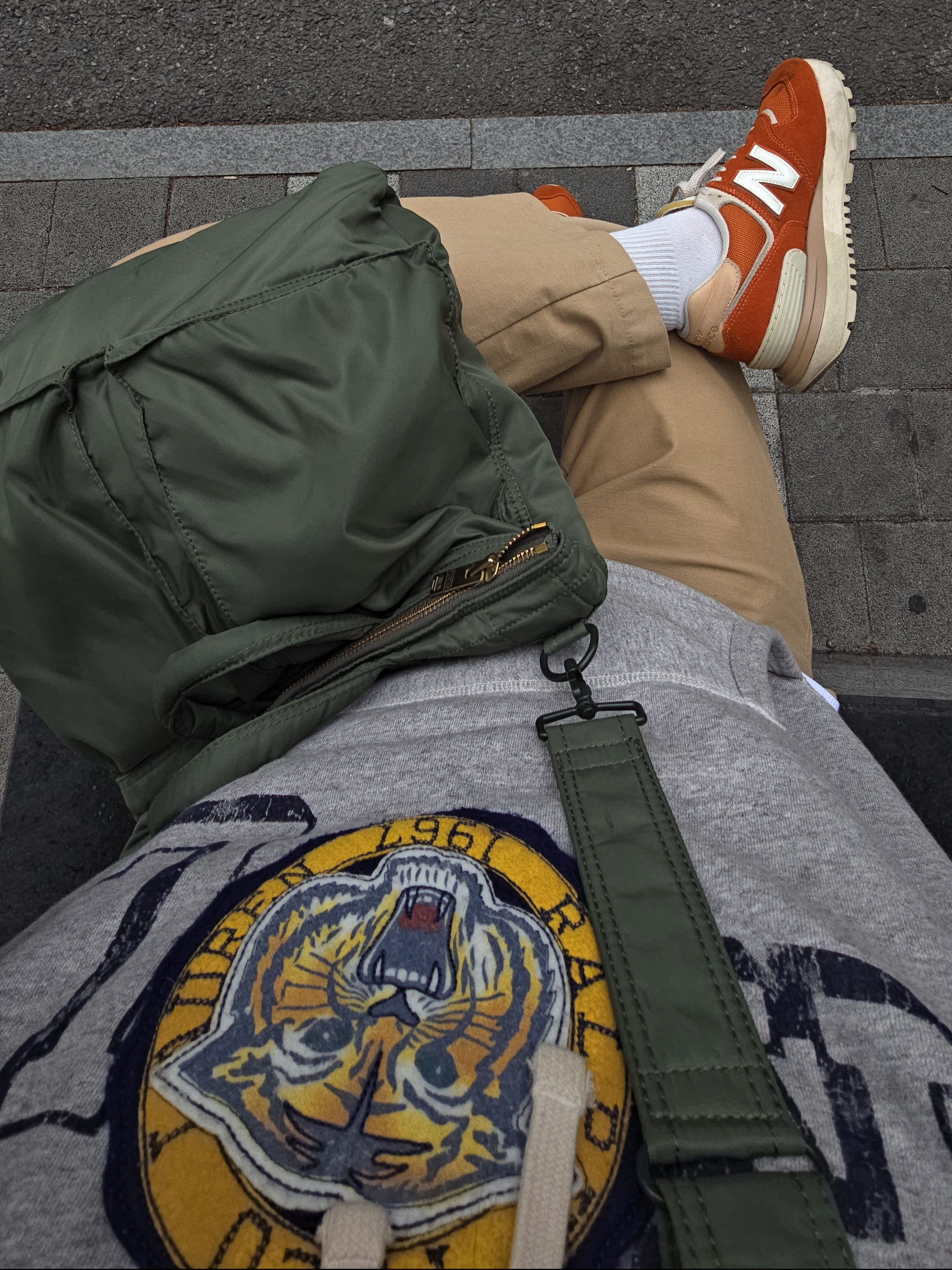 Porter All New Tanker Helmet Bag L Sage Green, New Balance 574 Legacy Orange 착용 스타일 - 1