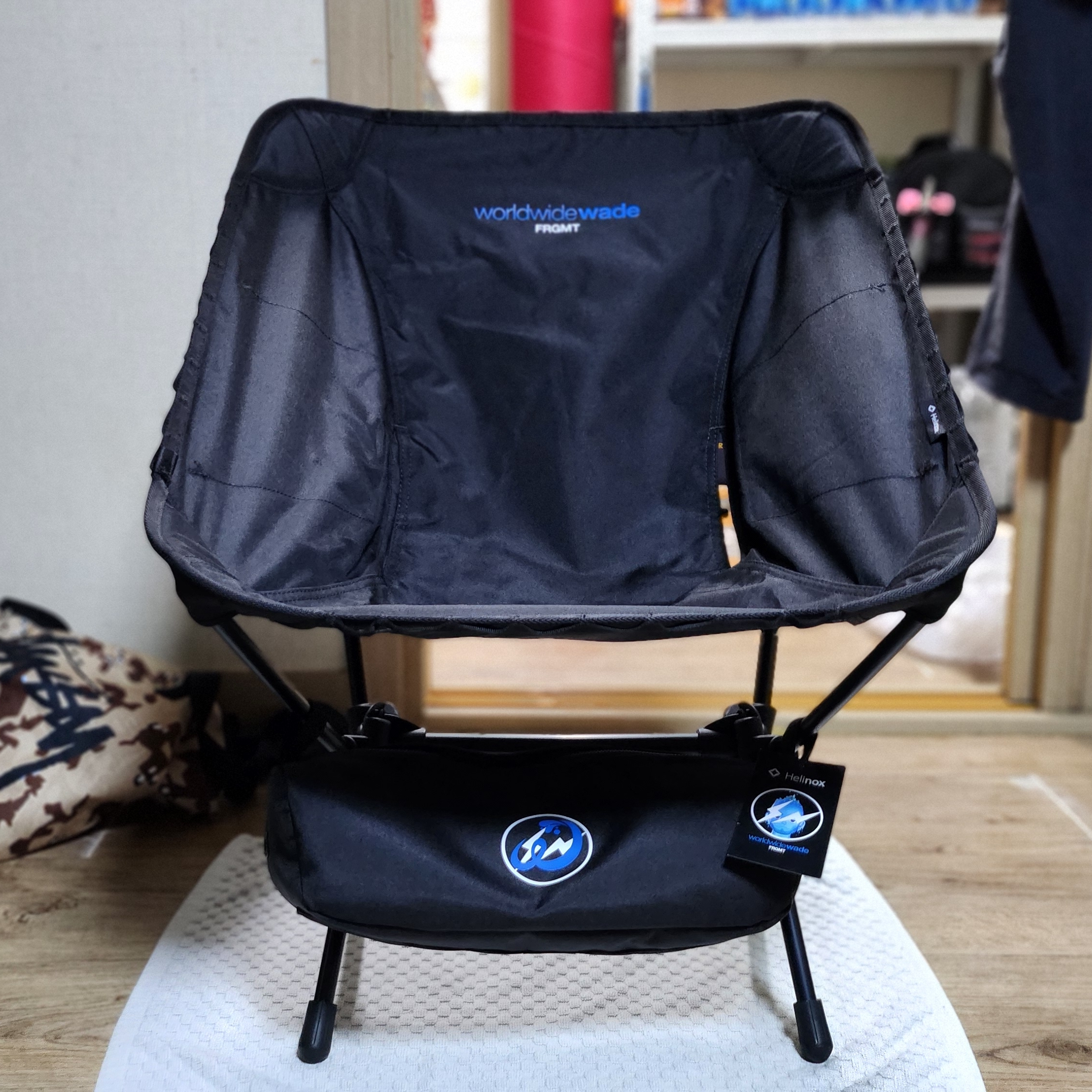 WADE x FRGMT Helinox Chair One 착용 스타일 - 1