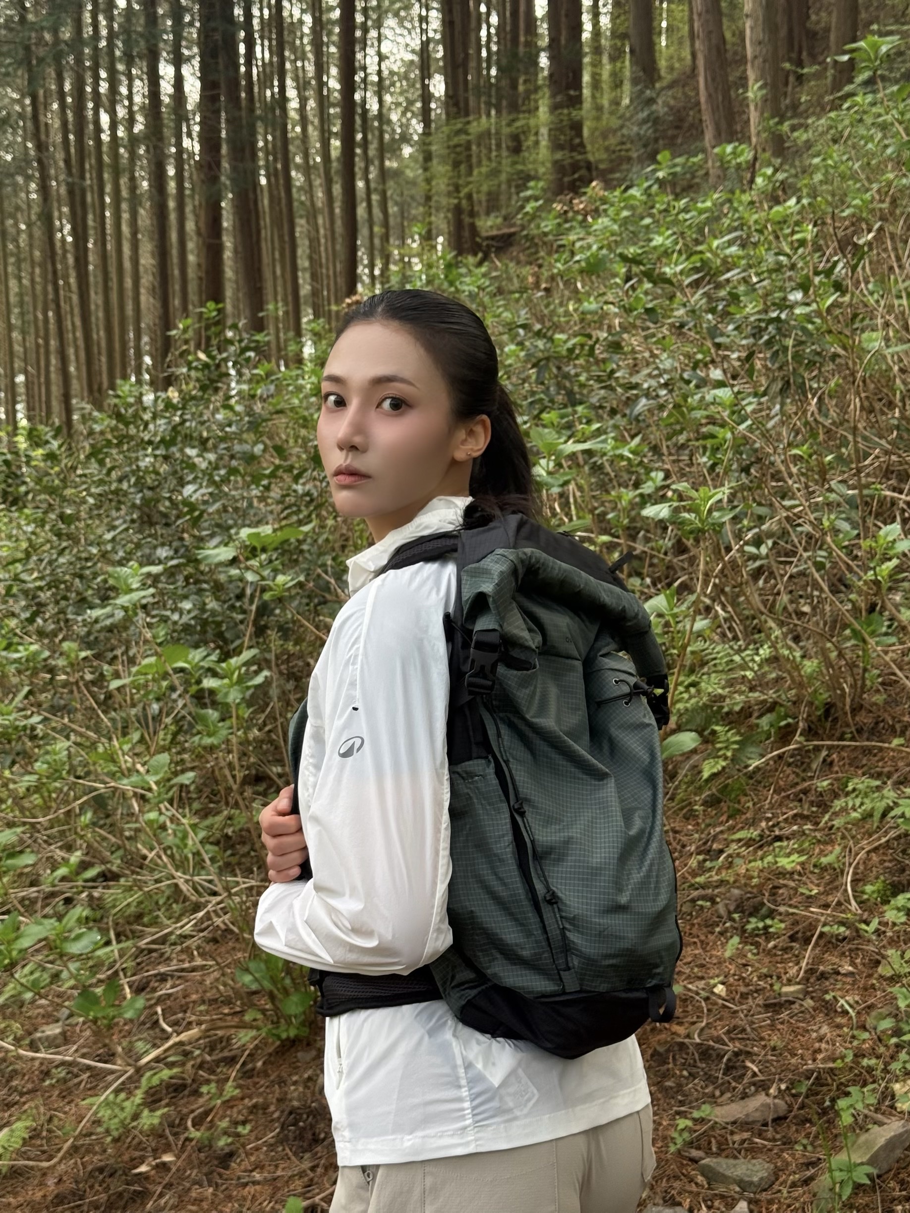 DECATHLON Women's Hiking Windbreaker Jacket Helium 500 Pearl Beige, DECATHLON Hiking Backpack 22L MH500 착용 스타일 - 2