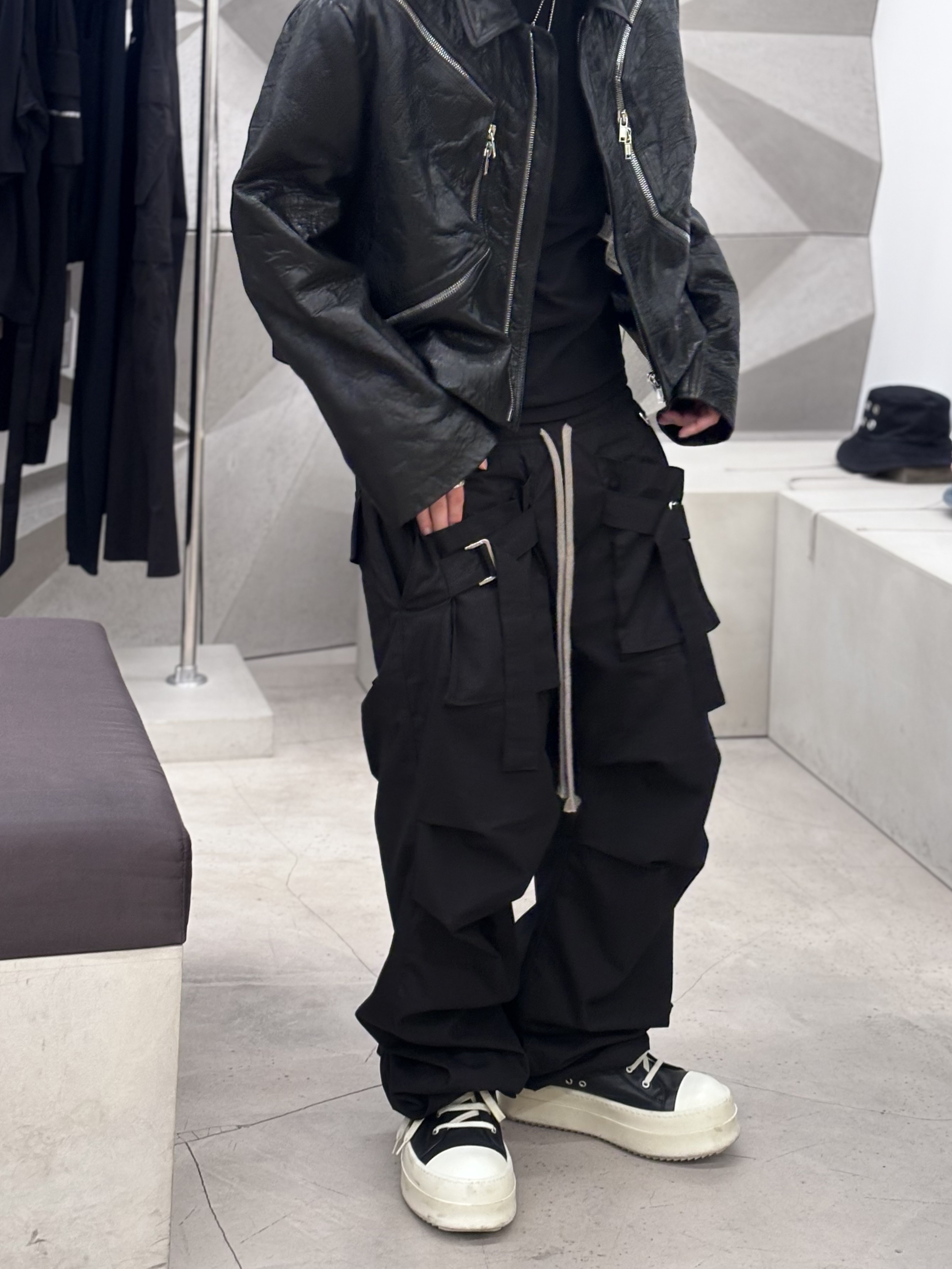 Wapworks Wide Safety Cargo Pants Black, Rick Owens Mega Bumper Sneakers Black Milk 착용 스타일 - 1