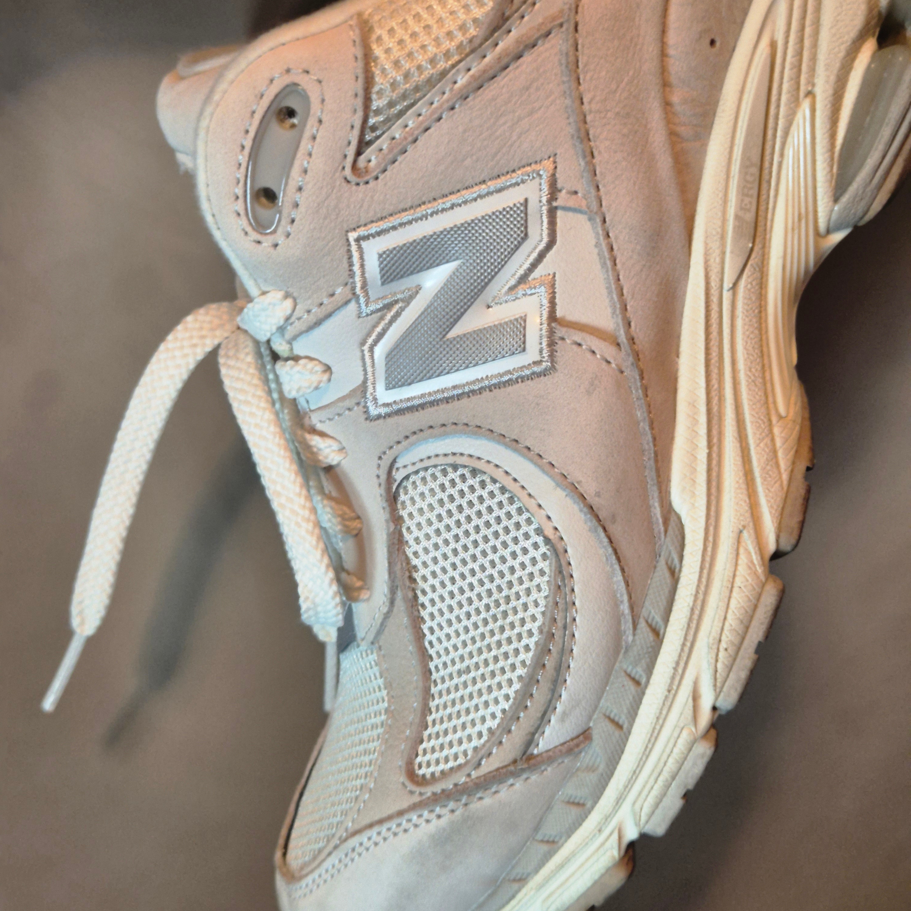 New Balance 2002R White Ivory 착용 스타일