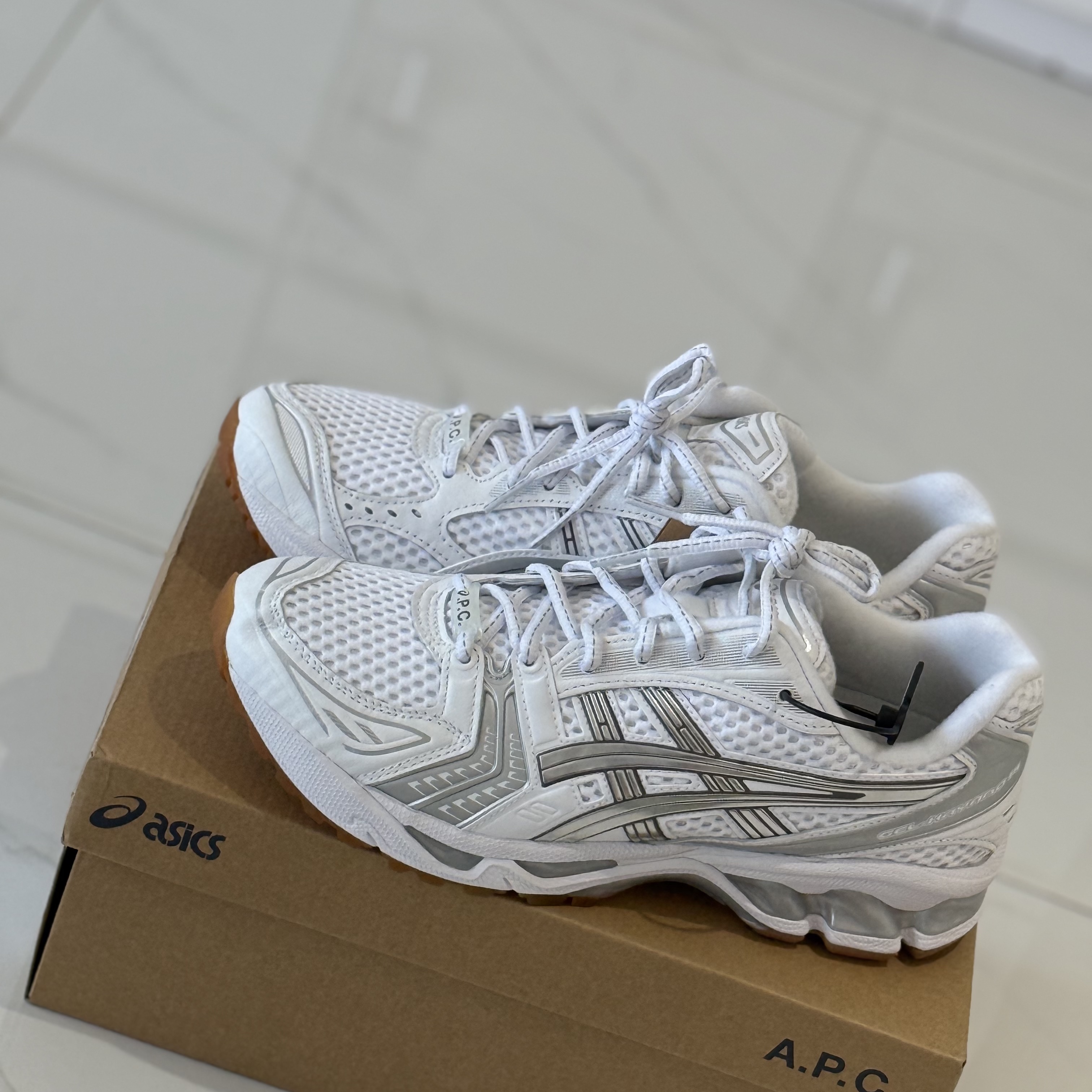 Asics x A.P.C. Gel-Kayano 14 White Pure Silver 착용 스타일
