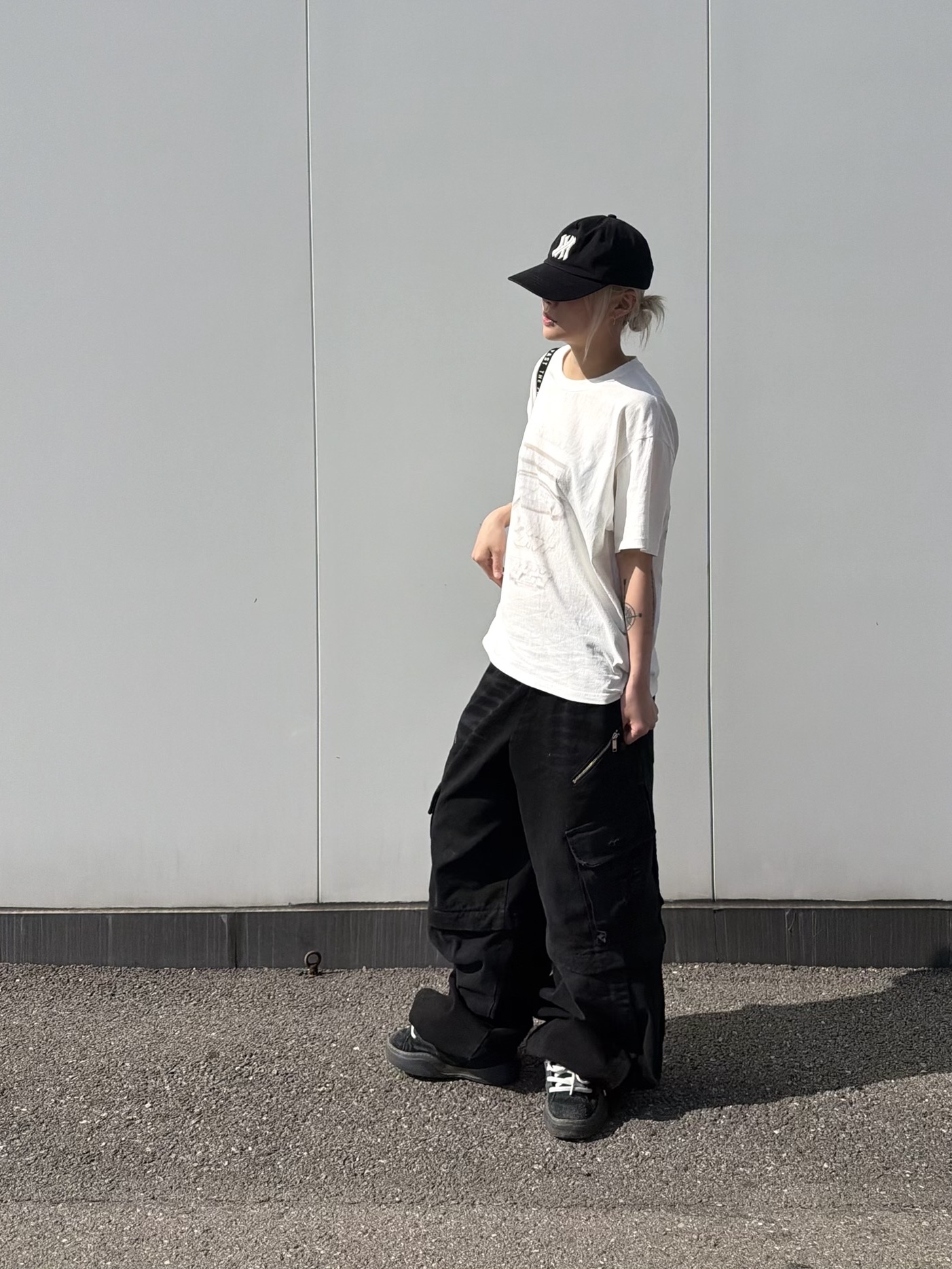 Farfromwhat Far Patch Logo Cap Black, Farfromwhat Far Front Multi Logo T-Shirts White 착용 스타일 - 4