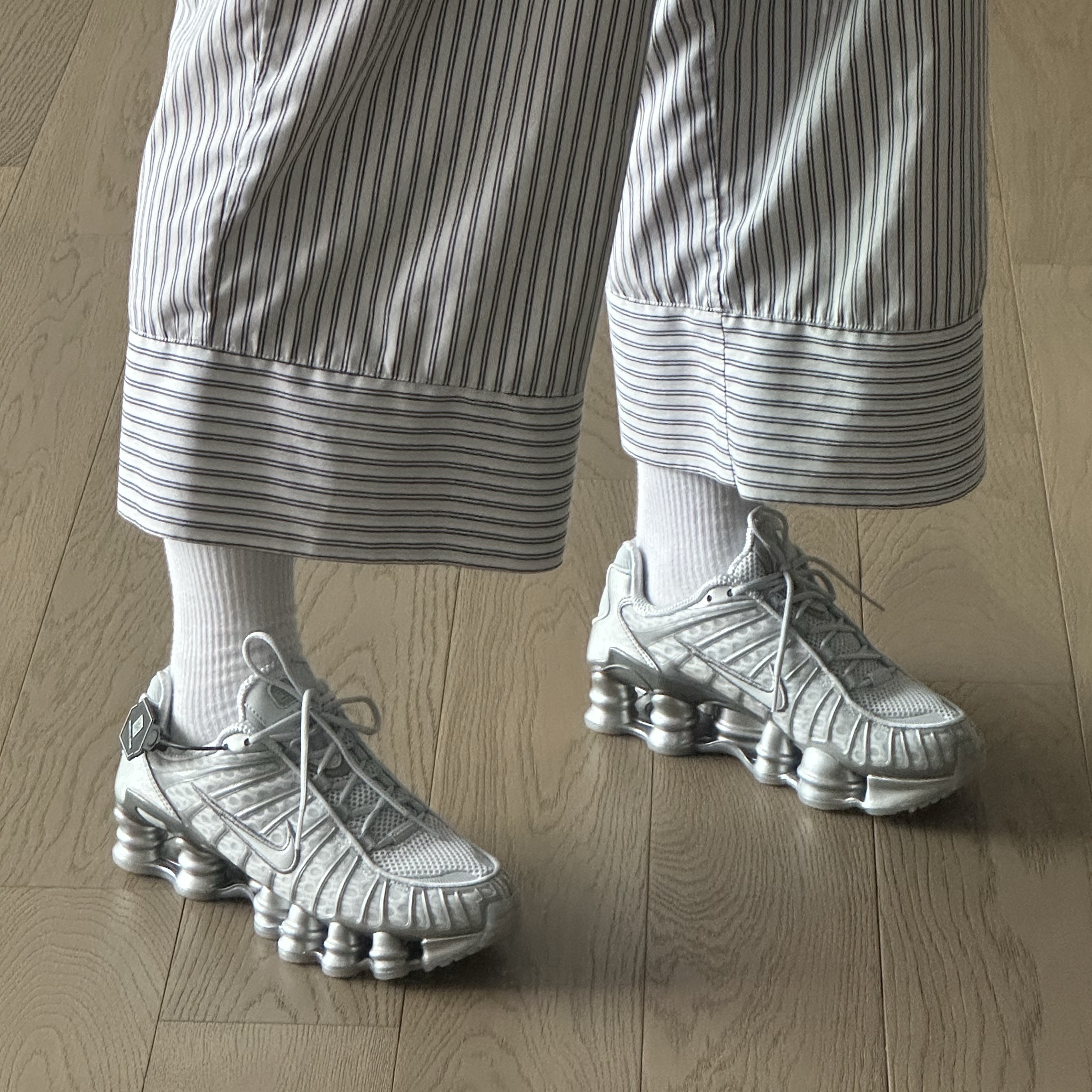 (W) Nike Shox TL Pure Platinum and Metallic Silver 착용 스타일 - 2