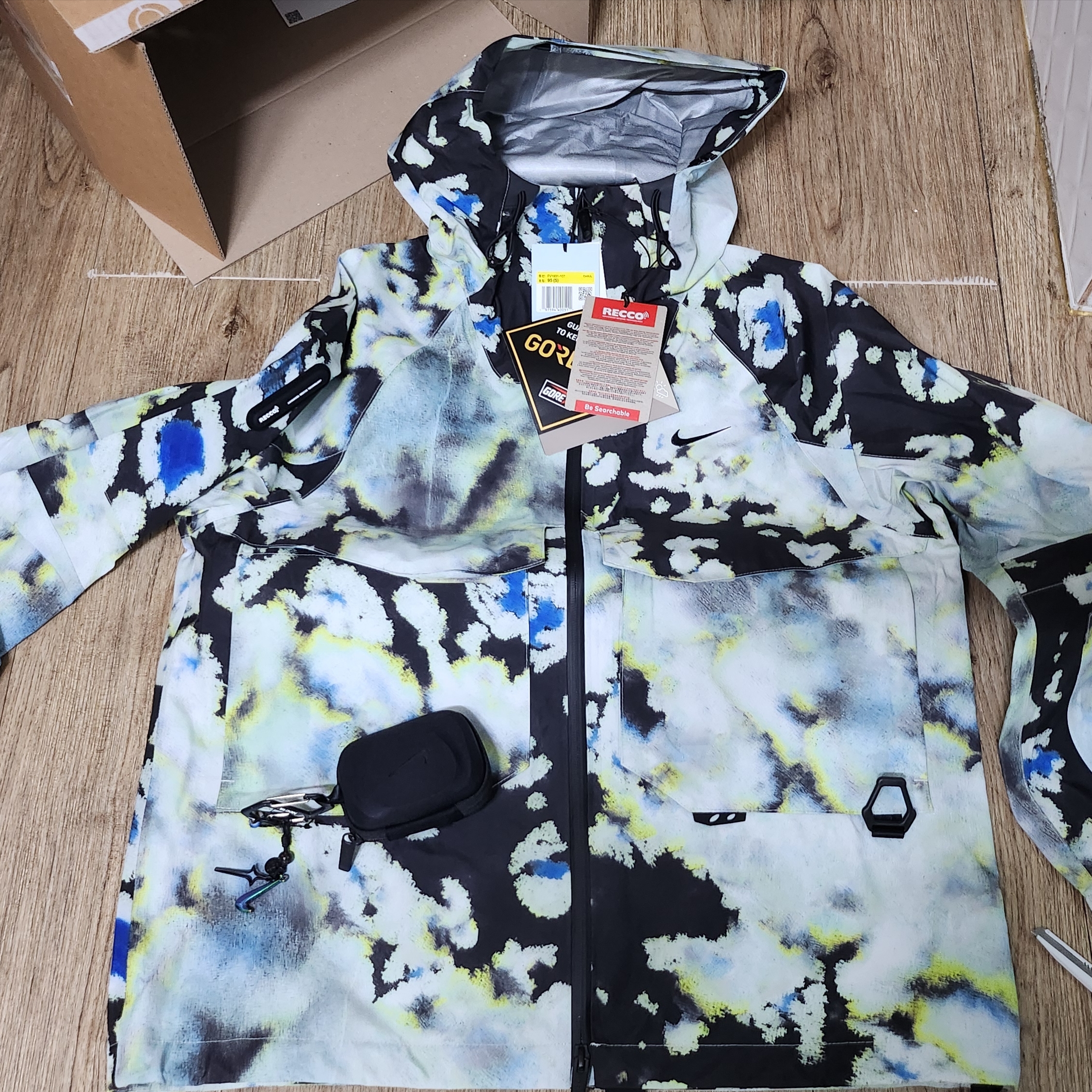 Nike x Drake Nocta Opal Deep Cover Gore-Tex Jacket Off White (FV1931-107) 착용 스타일 - 1