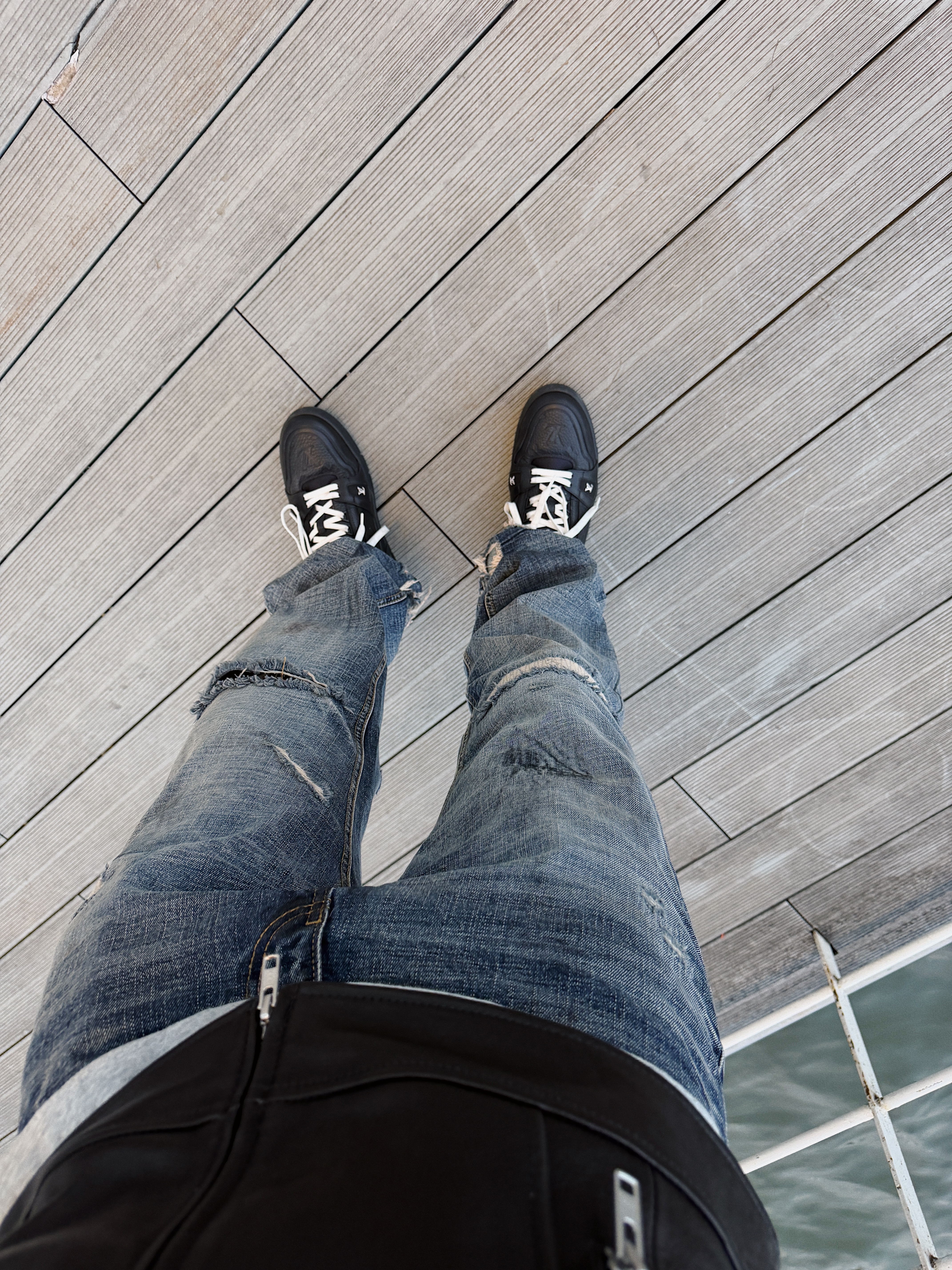 Sundayoffclub Thrashed Straight Leg Jeans, STU Lambskin Zipper Leather Jacket In Black 착용 스타일 - 6
