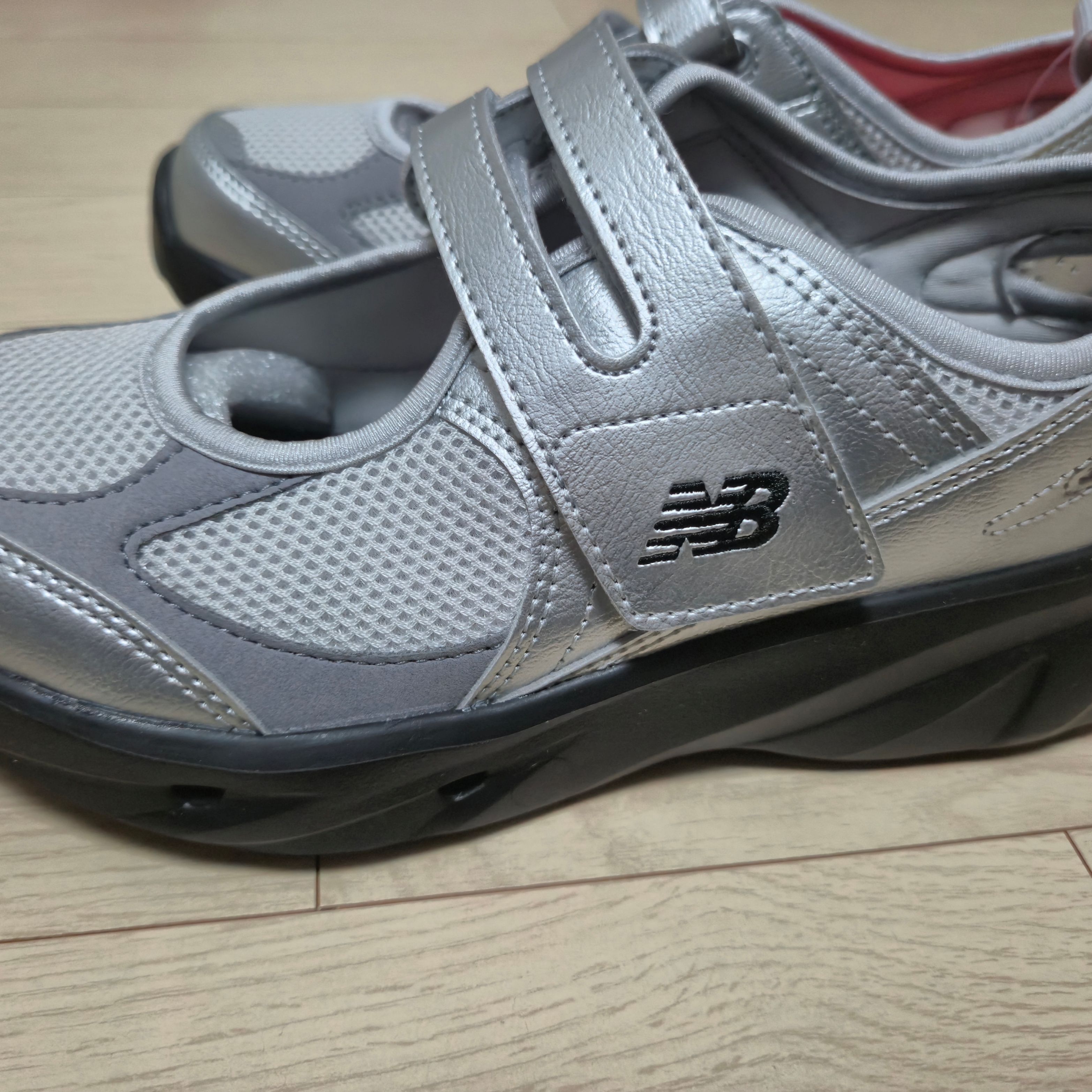 (W) New Balance Breeze SD2202 Metalic Silver 착용 스타일 - 2