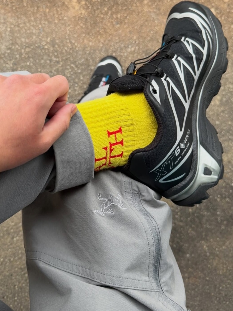 Salomon XT-6 GTX Black Silver, Arc'teryx Merino Wool Grotto Mid Sock White Black 착용 스타일 - 3