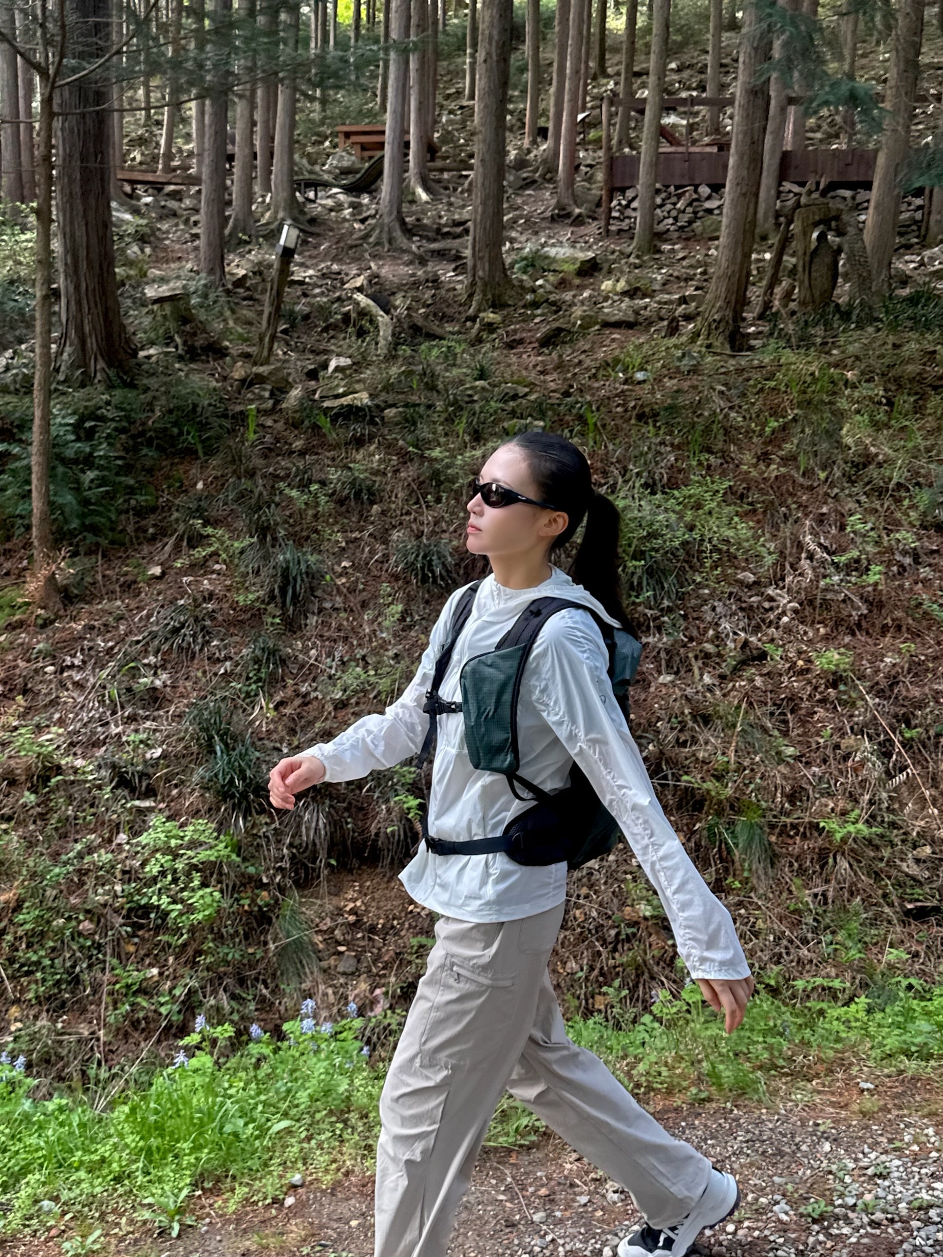 DECATHLON Women's Hiking Windbreaker Jacket Helium 500 Pearl Beige, DECATHLON Hiking Backpack 22L MH500 착용 스타일 - 4