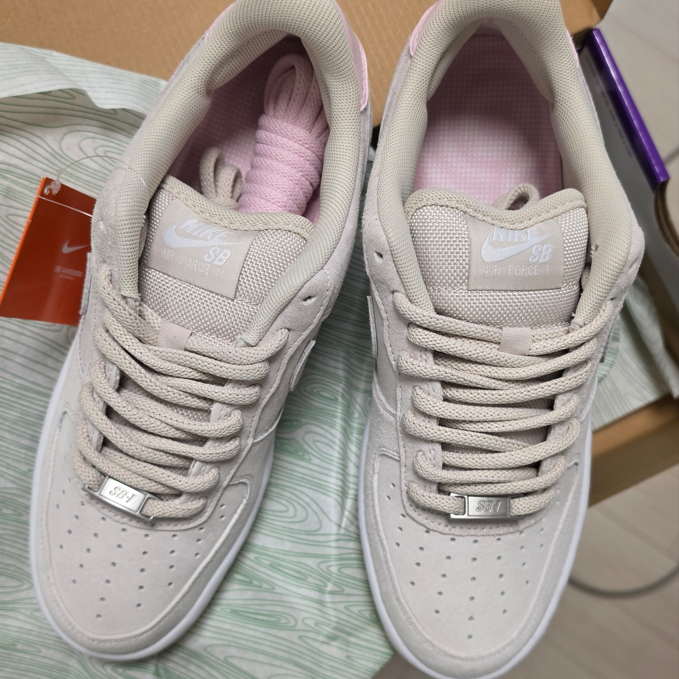 Nike SB Air Force 1 Low Light Orewood Brown and Pink Foam 착용 스타일 - 1