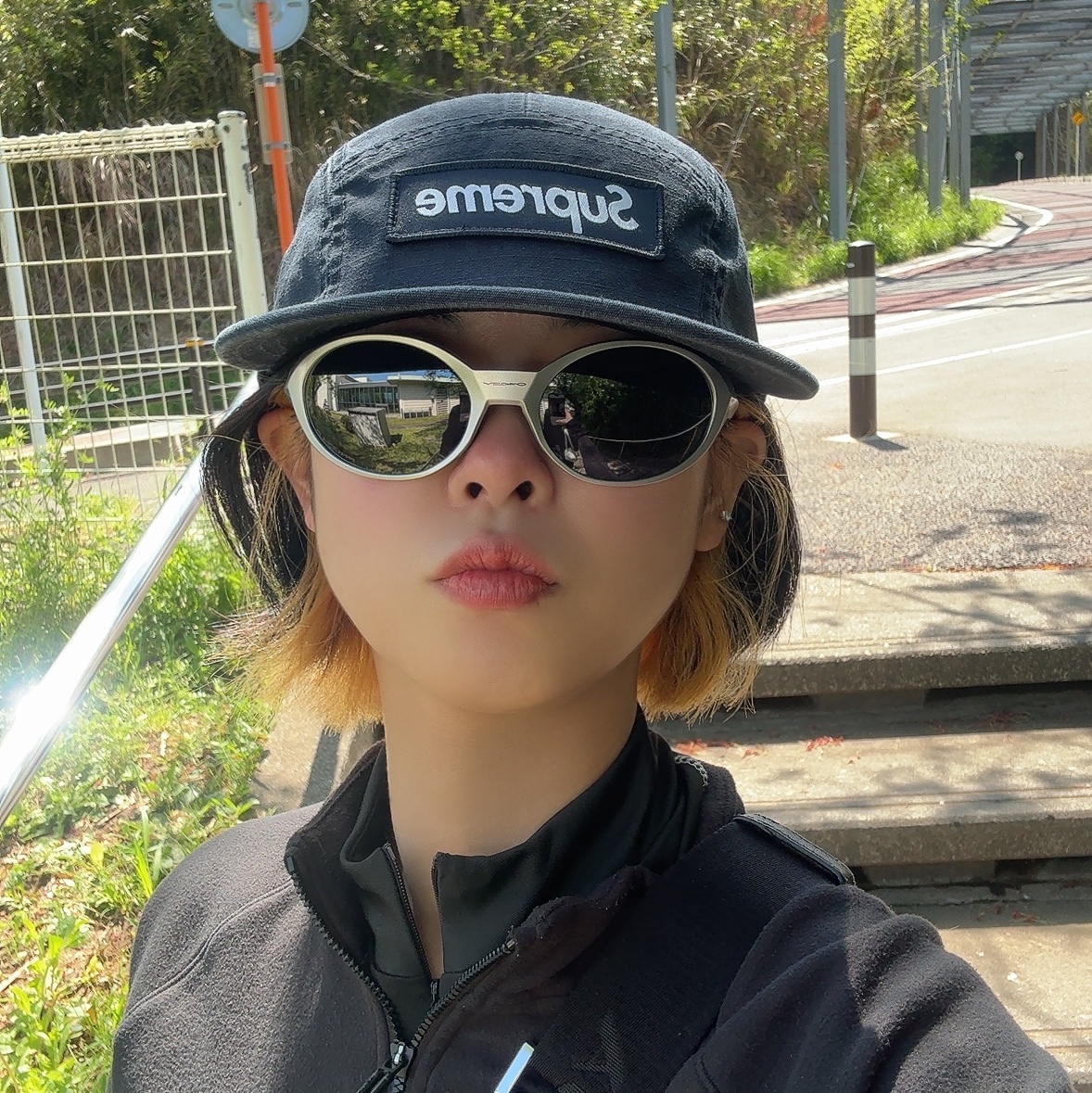 Supreme Military Camp Cap Navy - 26SS, (W) Miu Miu Glimpse Sunglasses Slate Grey Lenses Black Acetate 착용 스타일 - 7