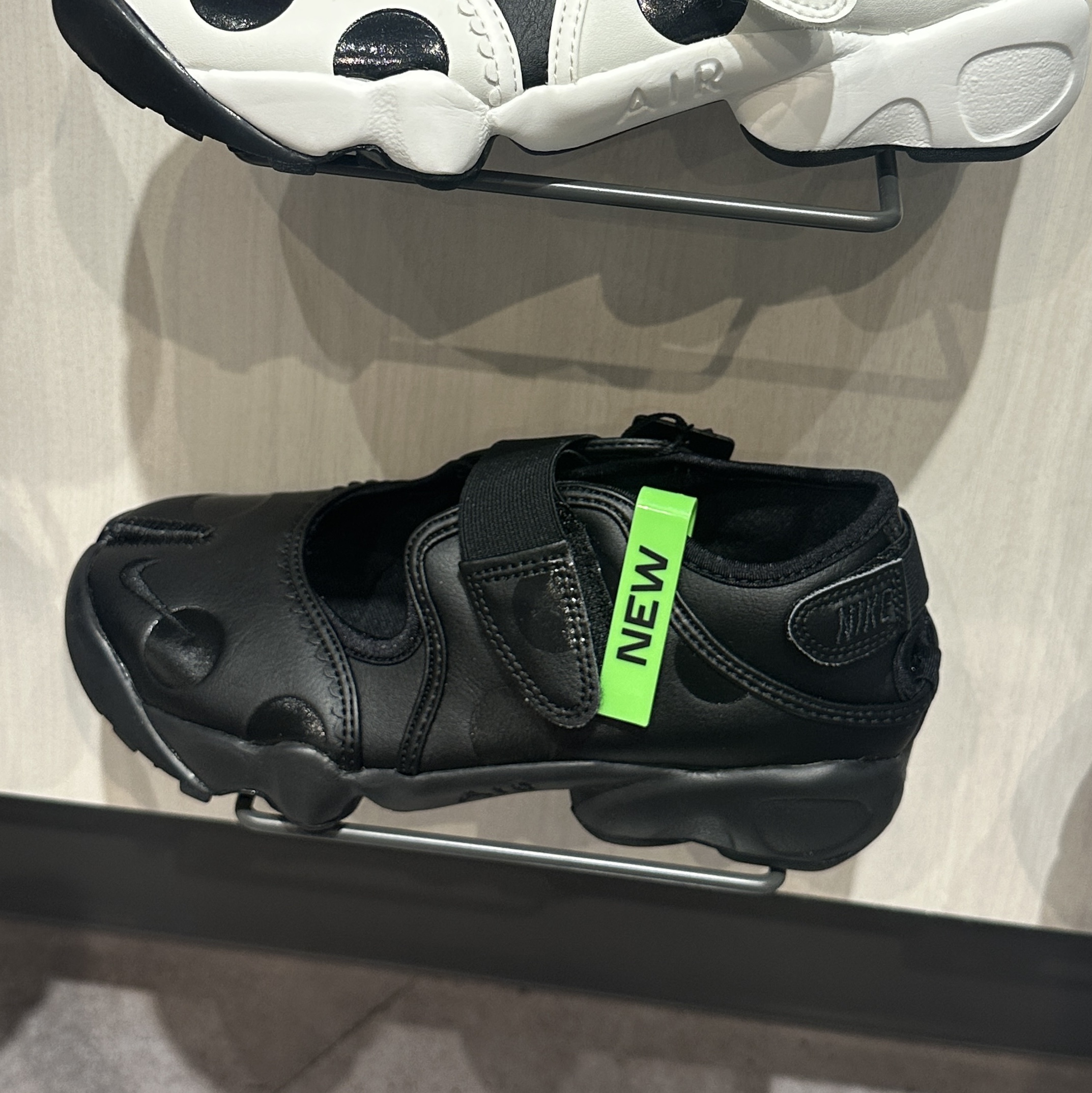 (W) Nike Air Rift Black Black 착용 스타일