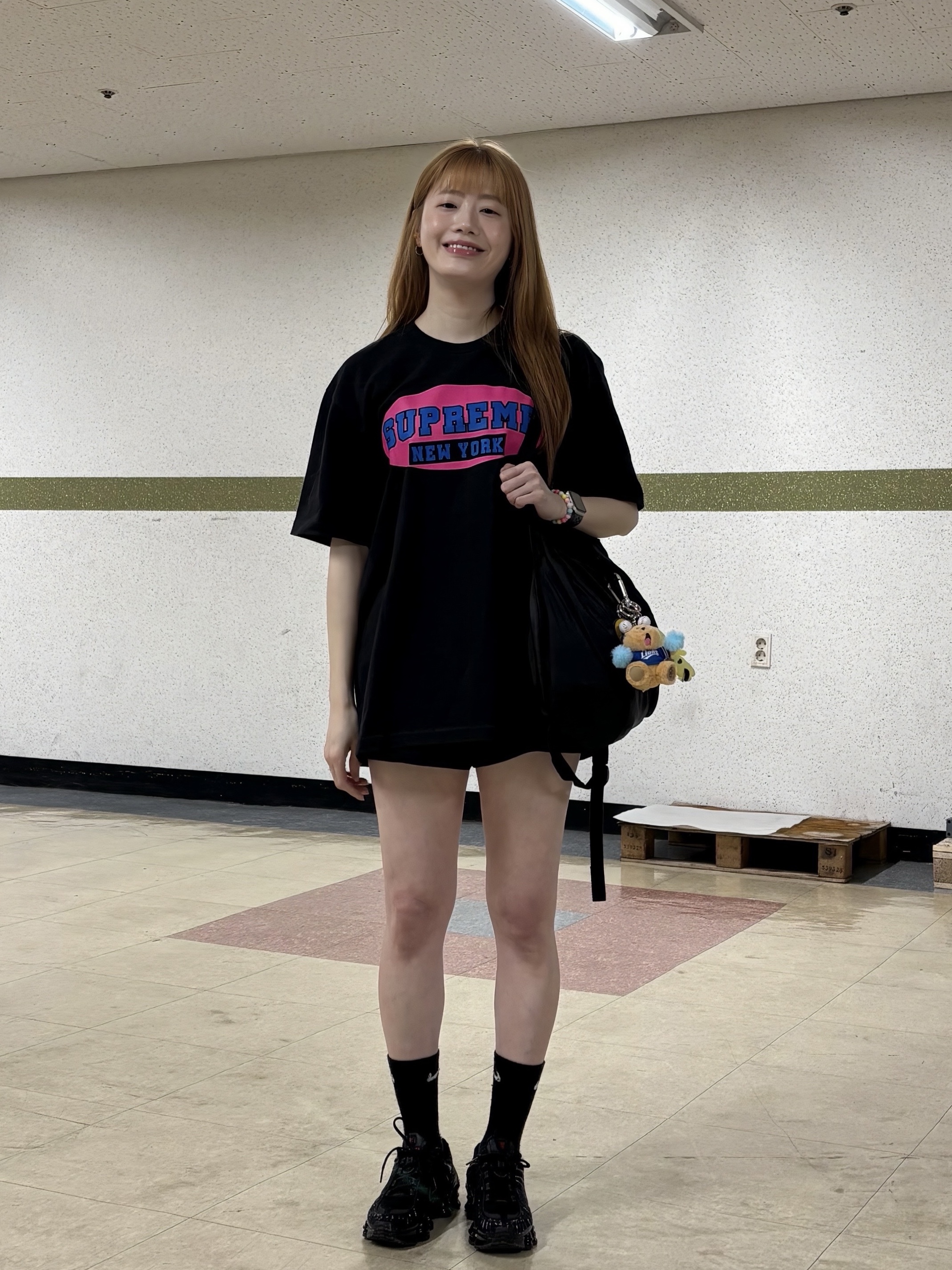 Supreme New York T-Shirt Black - 23SS, (W) Nike Shox TL Black and Max Orange 착용 스타일 - 4