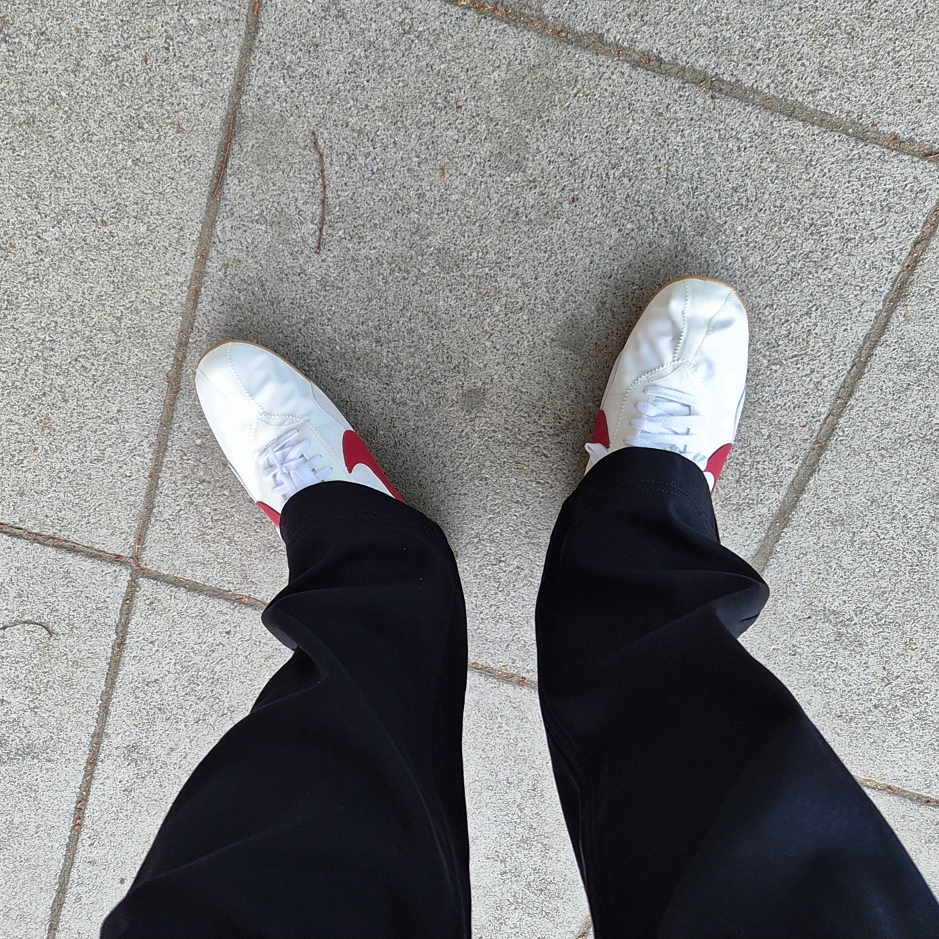 (W) Nike Moon Shoe Summit White Team Crimson 착용 스타일
