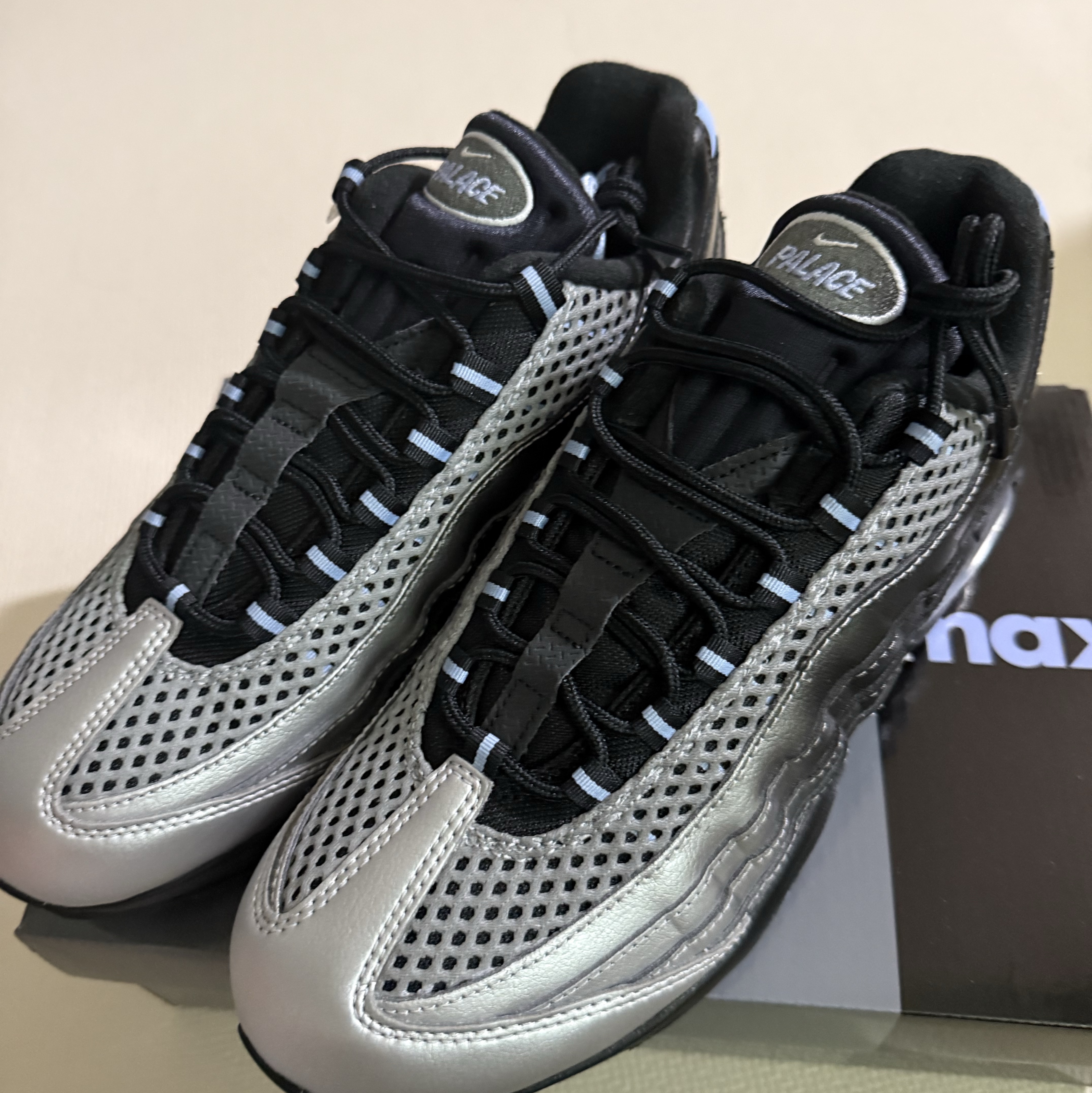 Nike x Palace Air Max 95 Metallic Silver Aluminum 착용 스타일