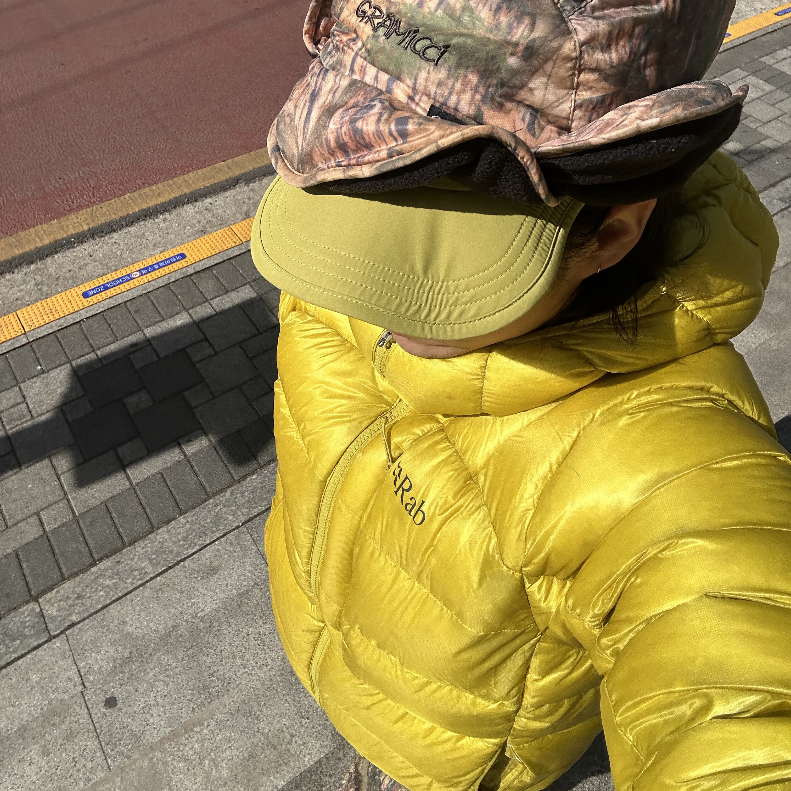 Rab Mythic Ultra Jacket Dark Pollen, Rab x Gramicci Logo Beanie Slate Grey 착용 스타일 - 2