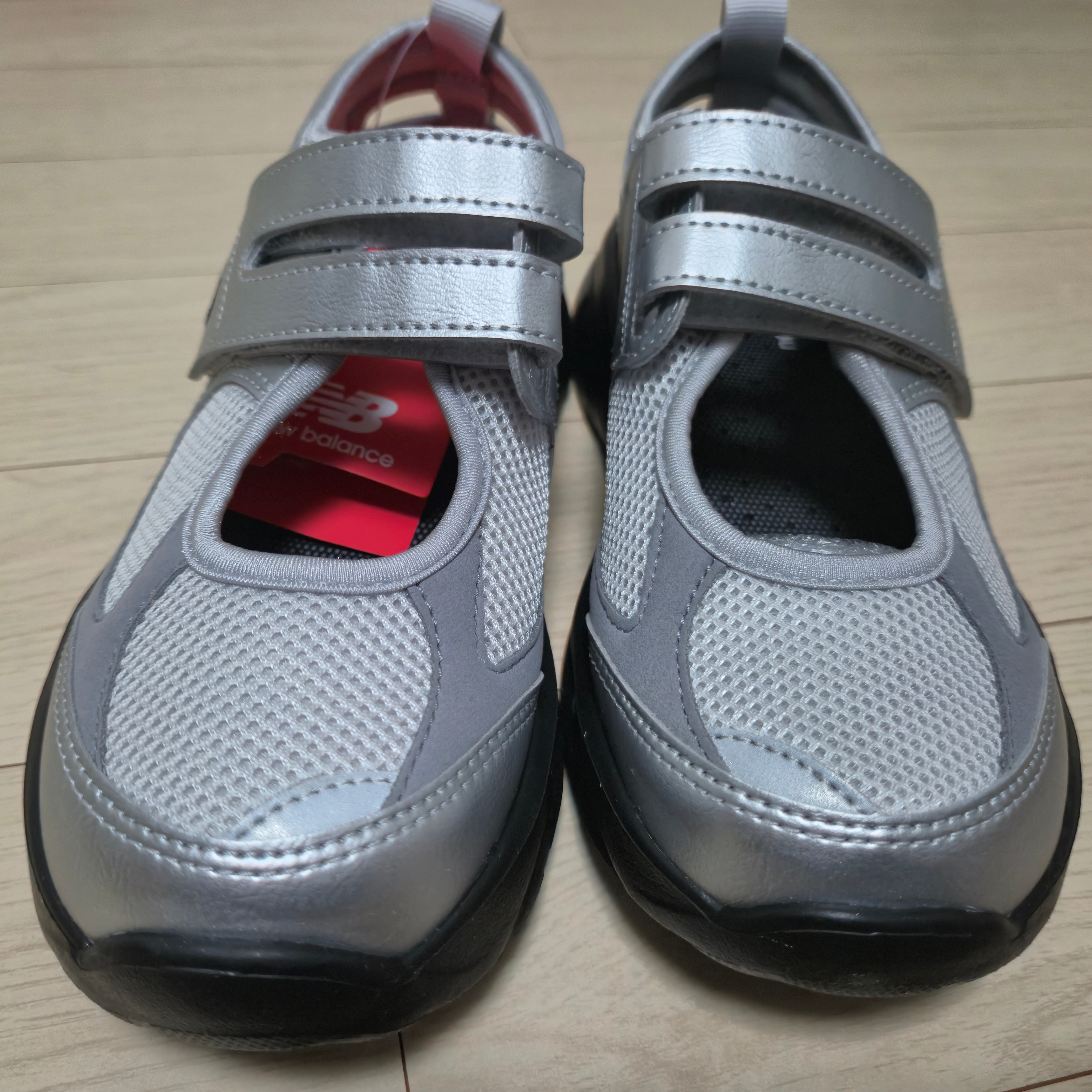 (W) New Balance Breeze SD2202 Metalic Silver 착용 스타일 - 1