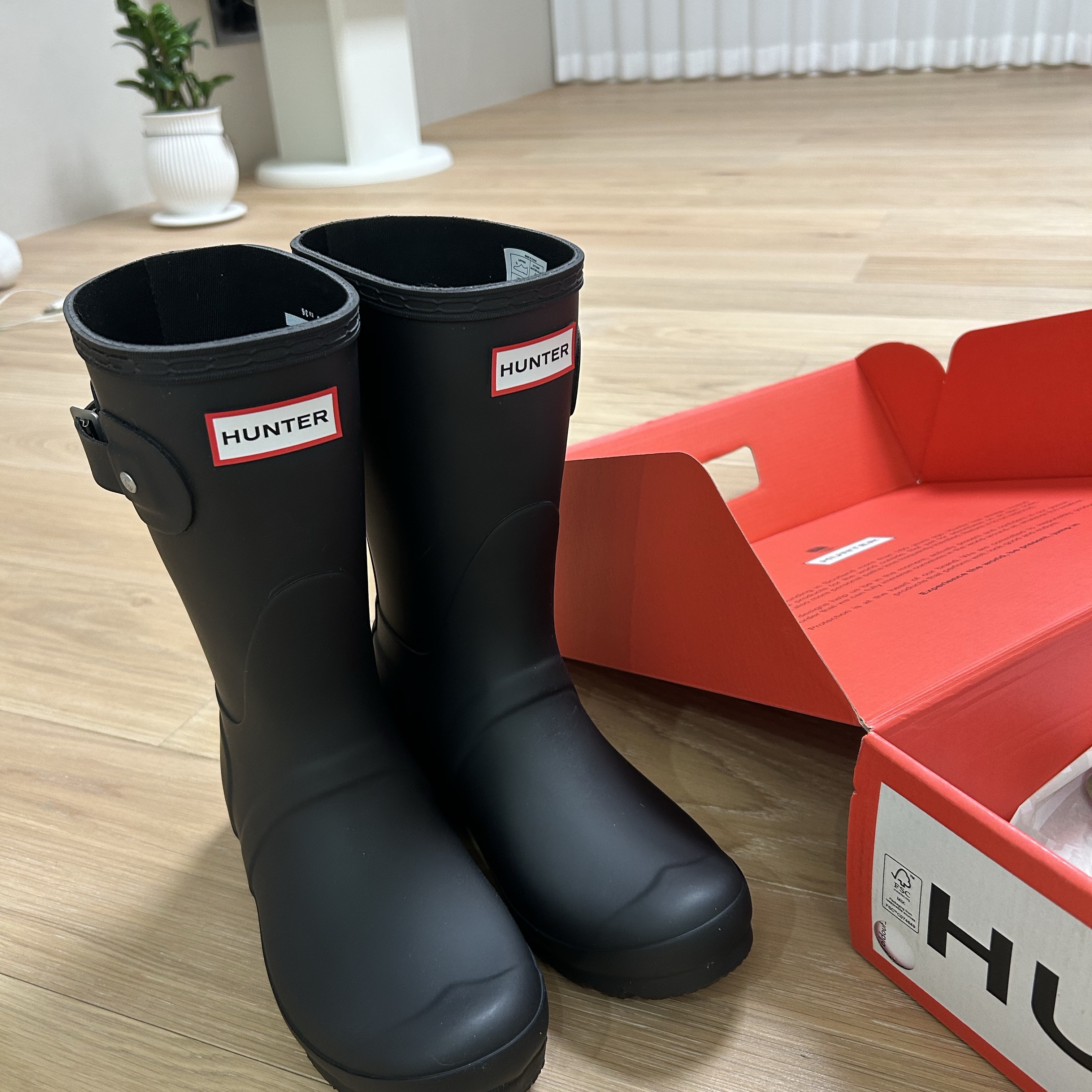 (W) Hunter Original Short Rain Boots Black 착용 스타일 - 1