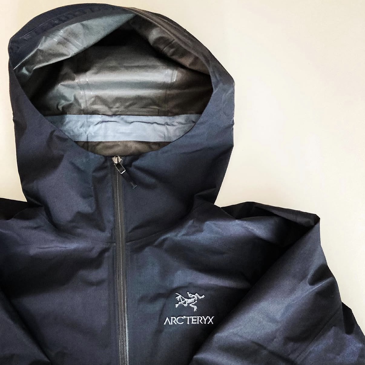 Arc'teryx Zeta SL Jacket Black 착용 스타일