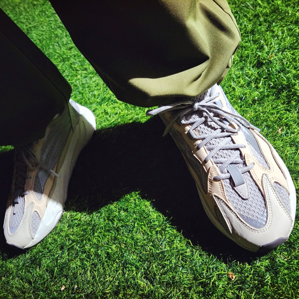 Yeezy Gap Engineered By Balenciaga Dove Hoodie White, Adidas Yeezy Boost 700 V2 Cream 착용 스타일 - 4