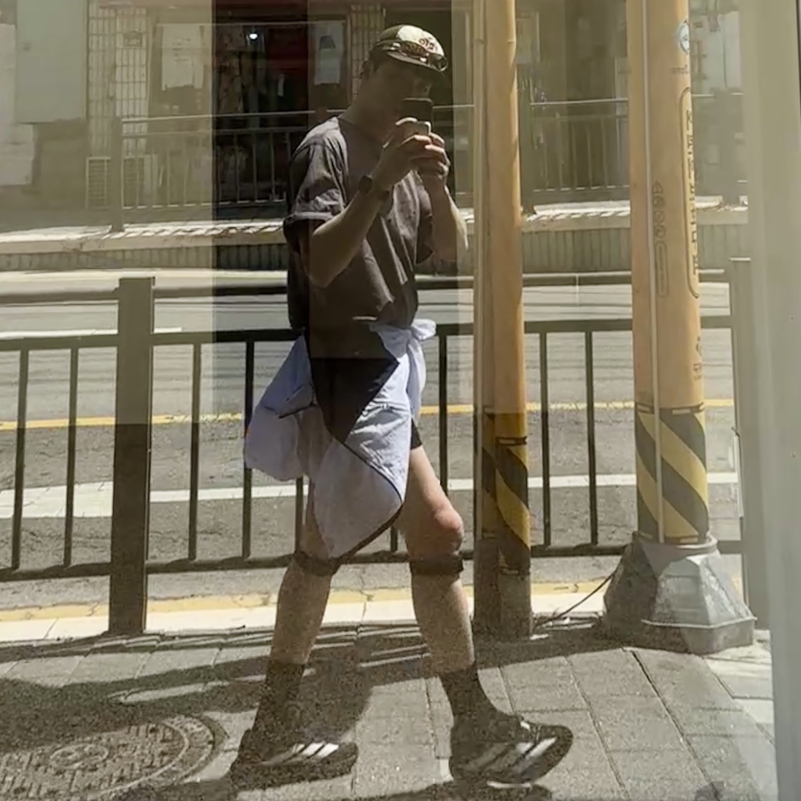Alex Zono I Dig Running Trucker Hat OG Brown, Montbell Trekking Glasses Silver Metallic Light Grey 착용 스타일 - 2