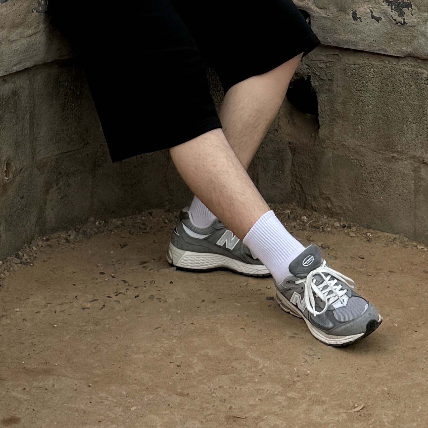 New Balance 2002R Premium Vintage Grey 착용 스타일