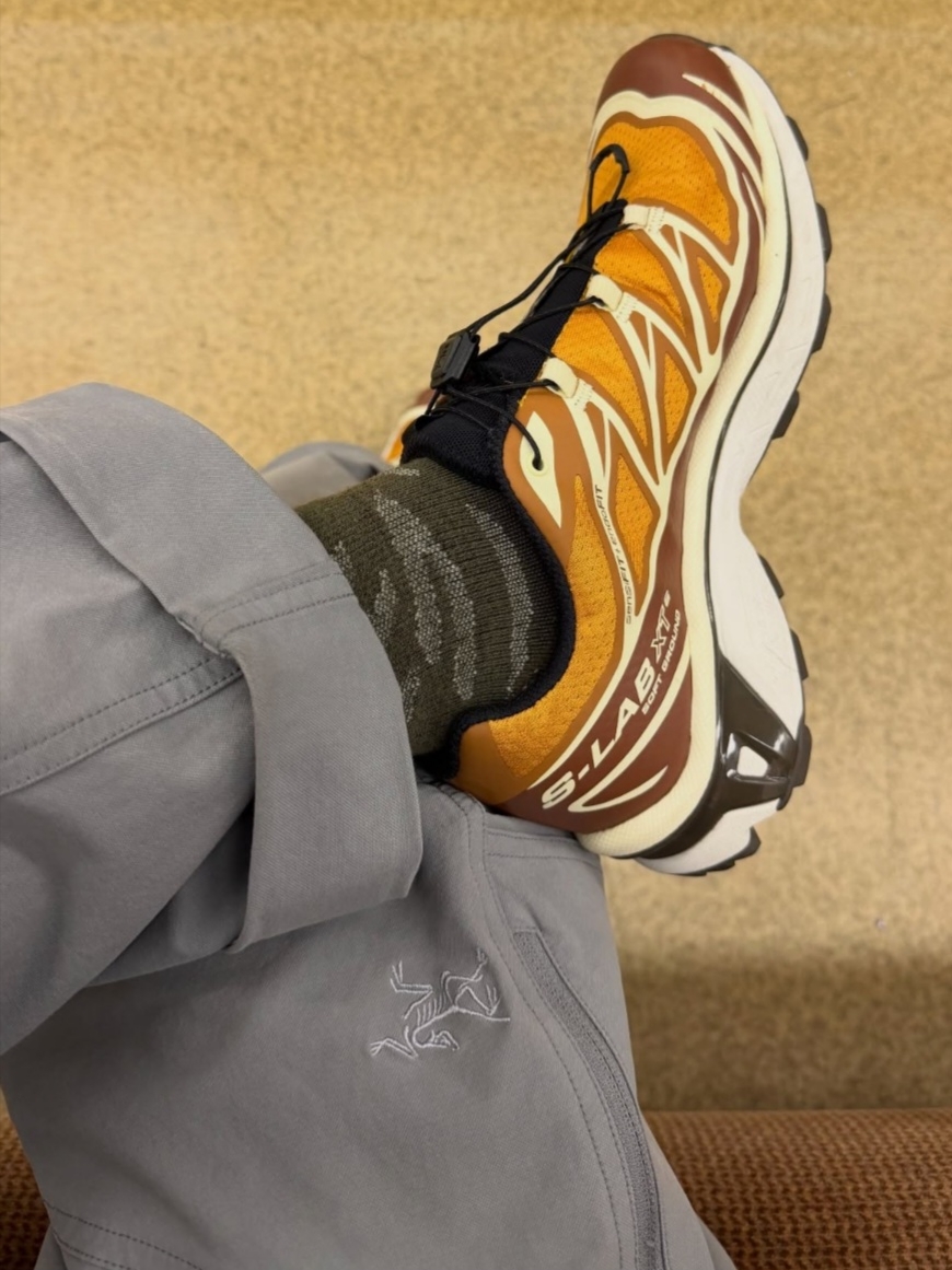 Arc'teryx Cronin Cotton Pants Void, Arc'teryx Merino Wool Grotto Mid Sock Tatsu White 착용 스타일 - 1