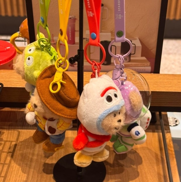 Porter x Hello Kitty Soft Toy, Starbucks x Toy Story 5 MD Woody Bearista Keychain Yellow 착용 스타일 - 2