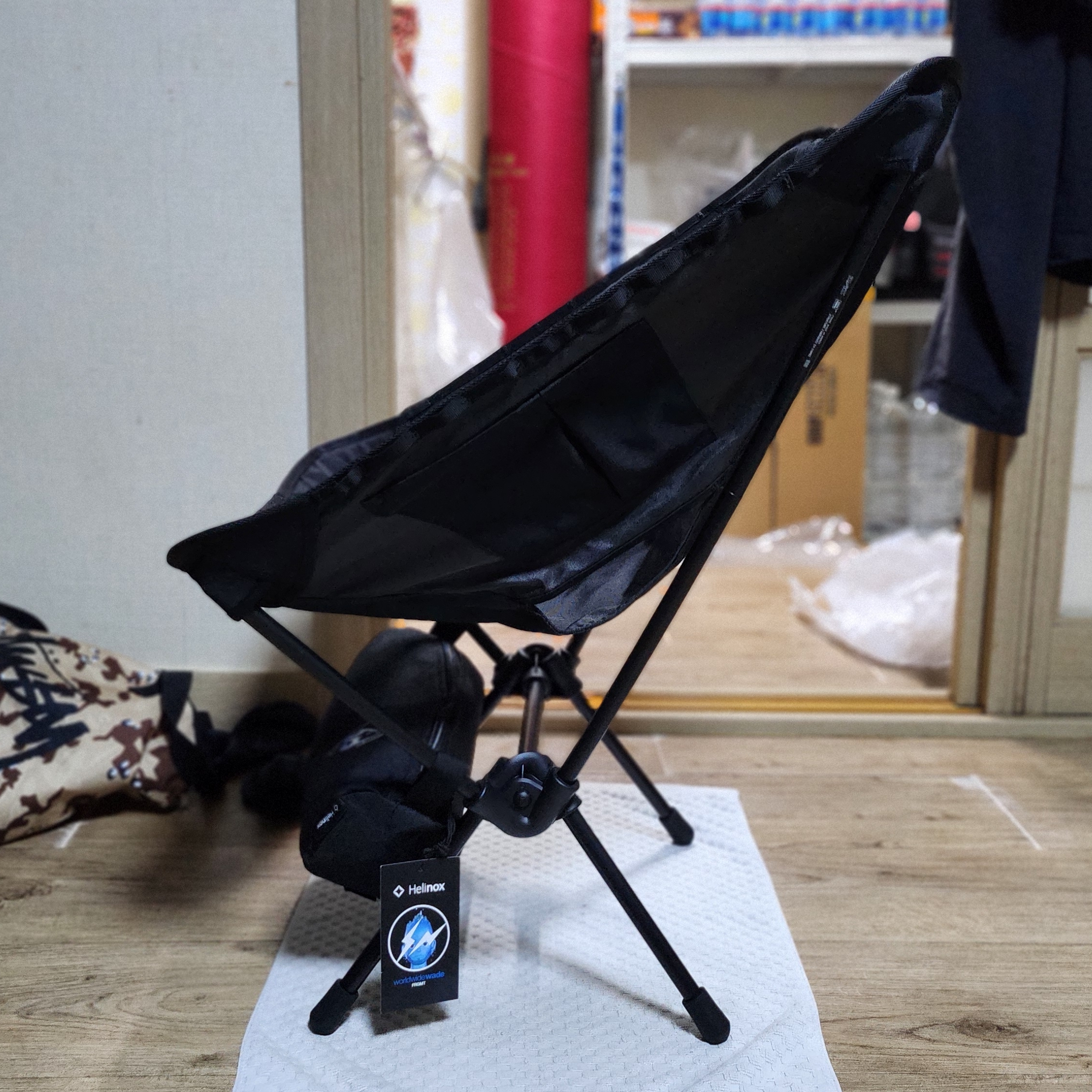 WADE x FRGMT Helinox Chair One 착용 스타일 - 3