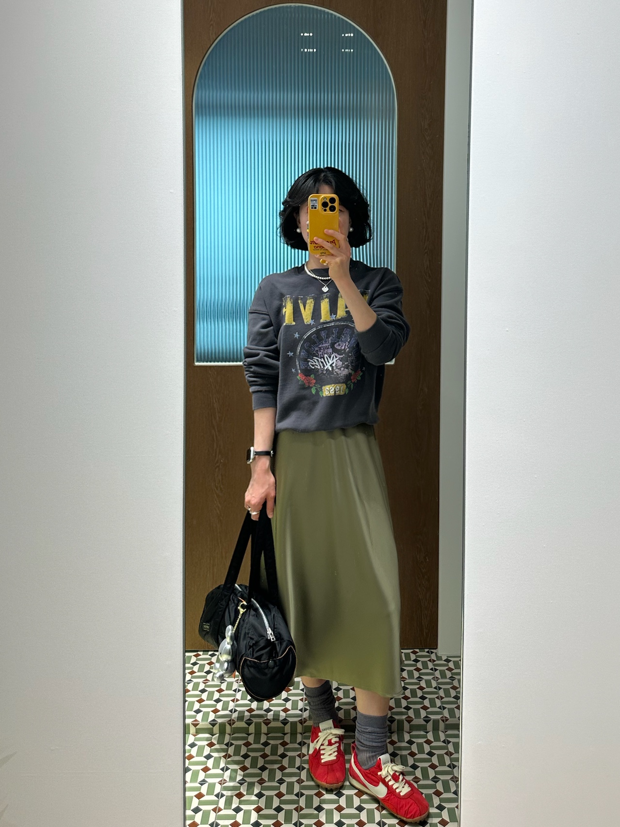 Porter Tanker Duffle Bag L Black, Nike x Jacquemus Moon Shoe SP University Red and Bicycle Yellow 착용 스타일 - 1