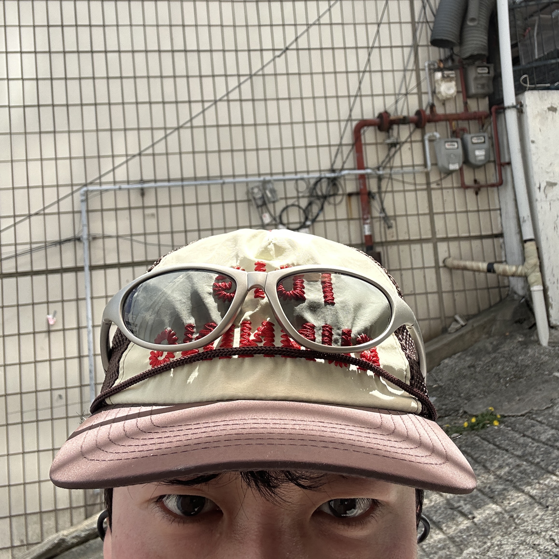 Alex Zono I Dig Running Trucker Hat OG Brown, Montbell Trekking Glasses Silver Metallic Light Grey 착용 스타일 - 1